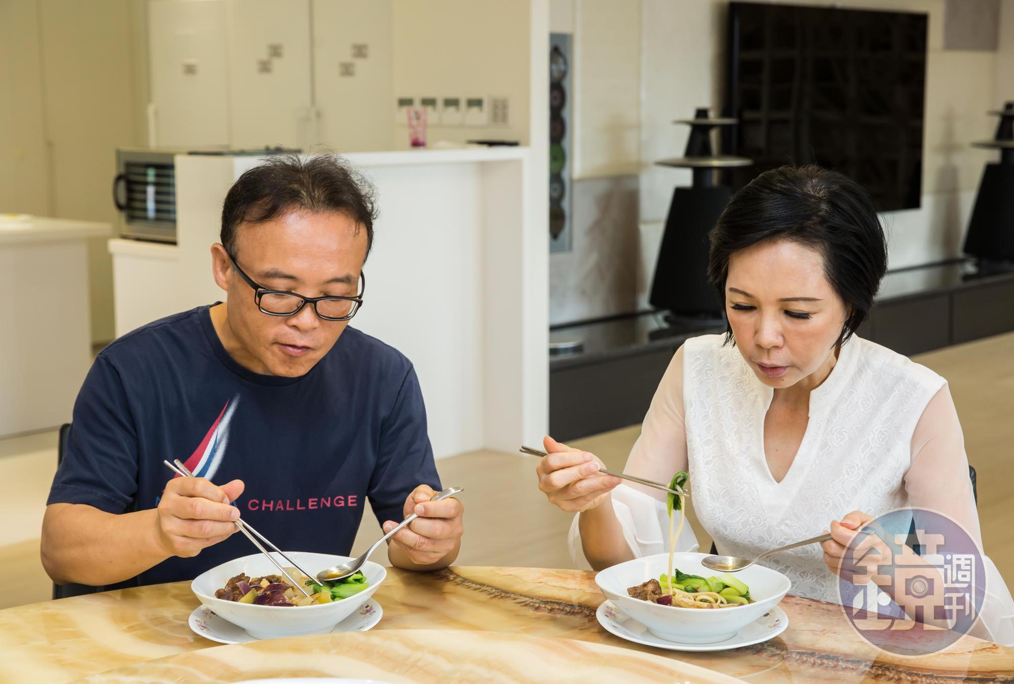 夫妻倆吃得簡單健康，鄧民華親自下廚煮牛肉麵，莊碧玉（右）從小養成細嚼慢嚥習慣。
