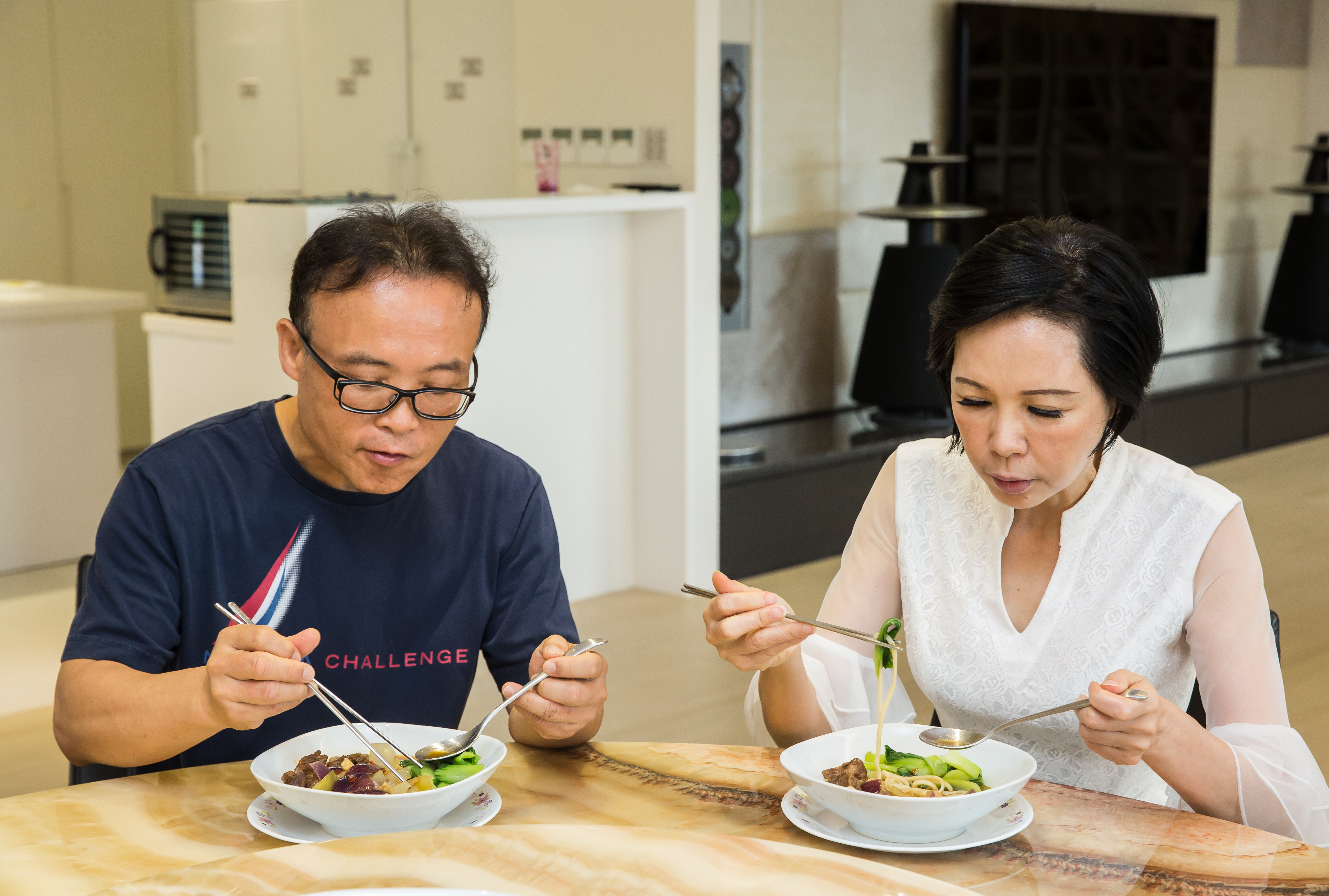 夫妻倆吃得簡單健康，鄧民華親自下廚煮牛肉麵，莊碧玉（右）從小養成細嚼慢嚥習慣。