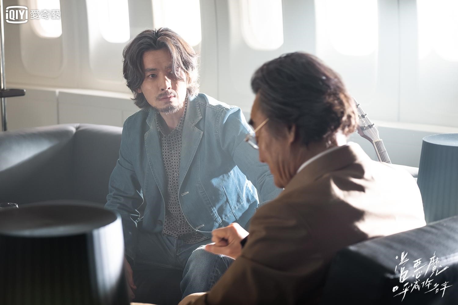 鄭敬淏（左）在新劇《當惡魔呼喊你名字》畫老妝，一人分飾兩角演出無名歌手及明星作曲家。（愛奇藝台灣站提供）