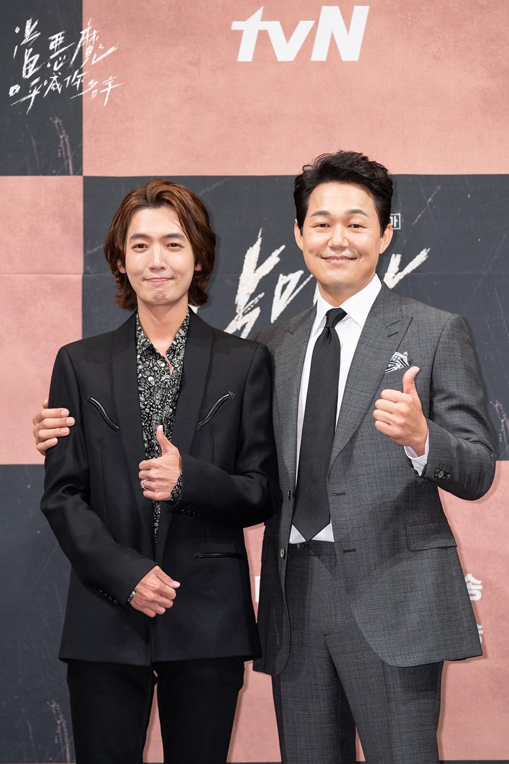 鄭敬淏（左）、朴誠雄（右）時隔1年再度合作，互稱對方是「靈魂伴侶」。（愛奇藝台灣站提供）