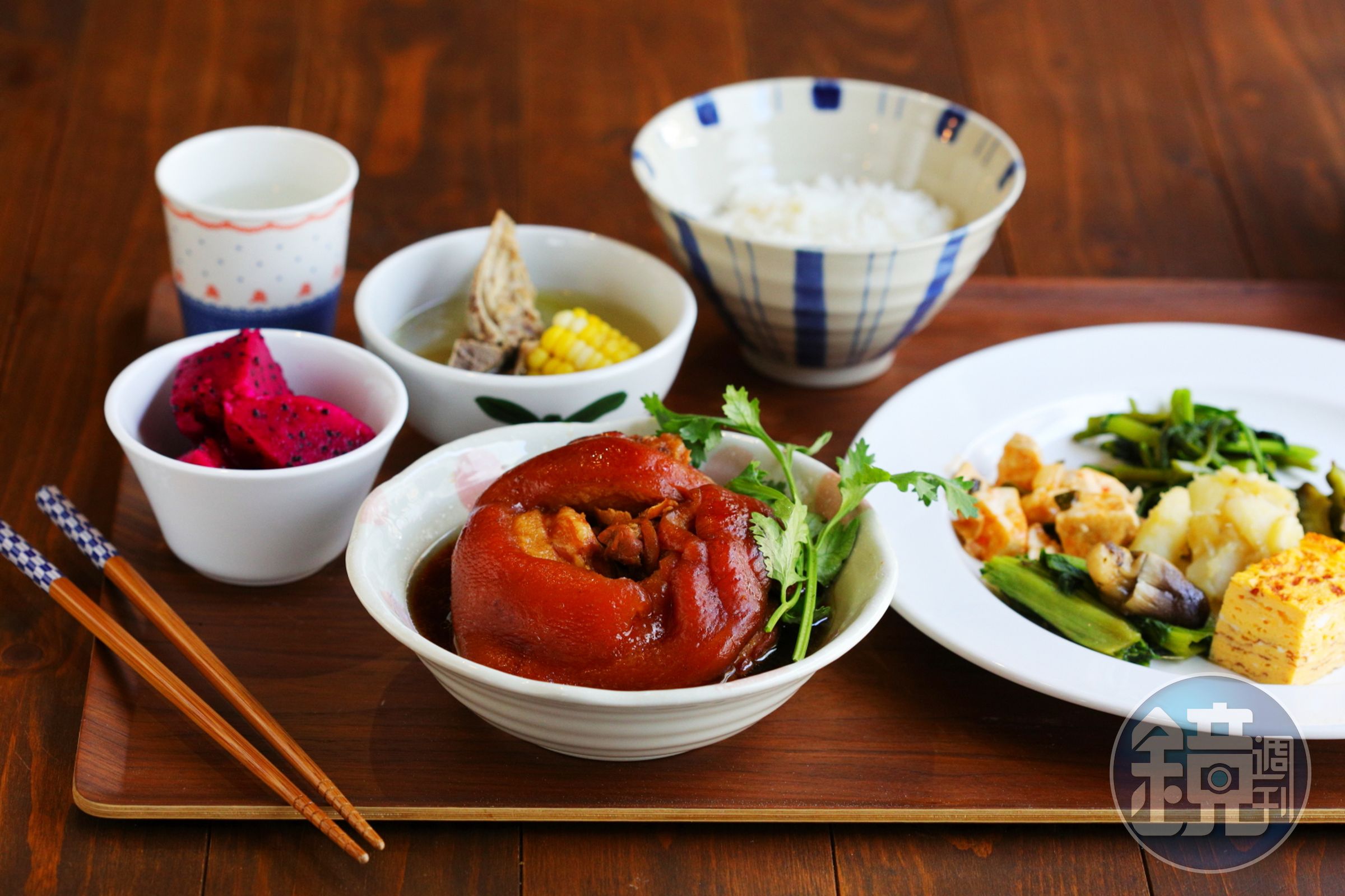 男主人手作的招牌套餐「飴屋豬腳」，肉質軟嫩、入味不膩。（300元／份）