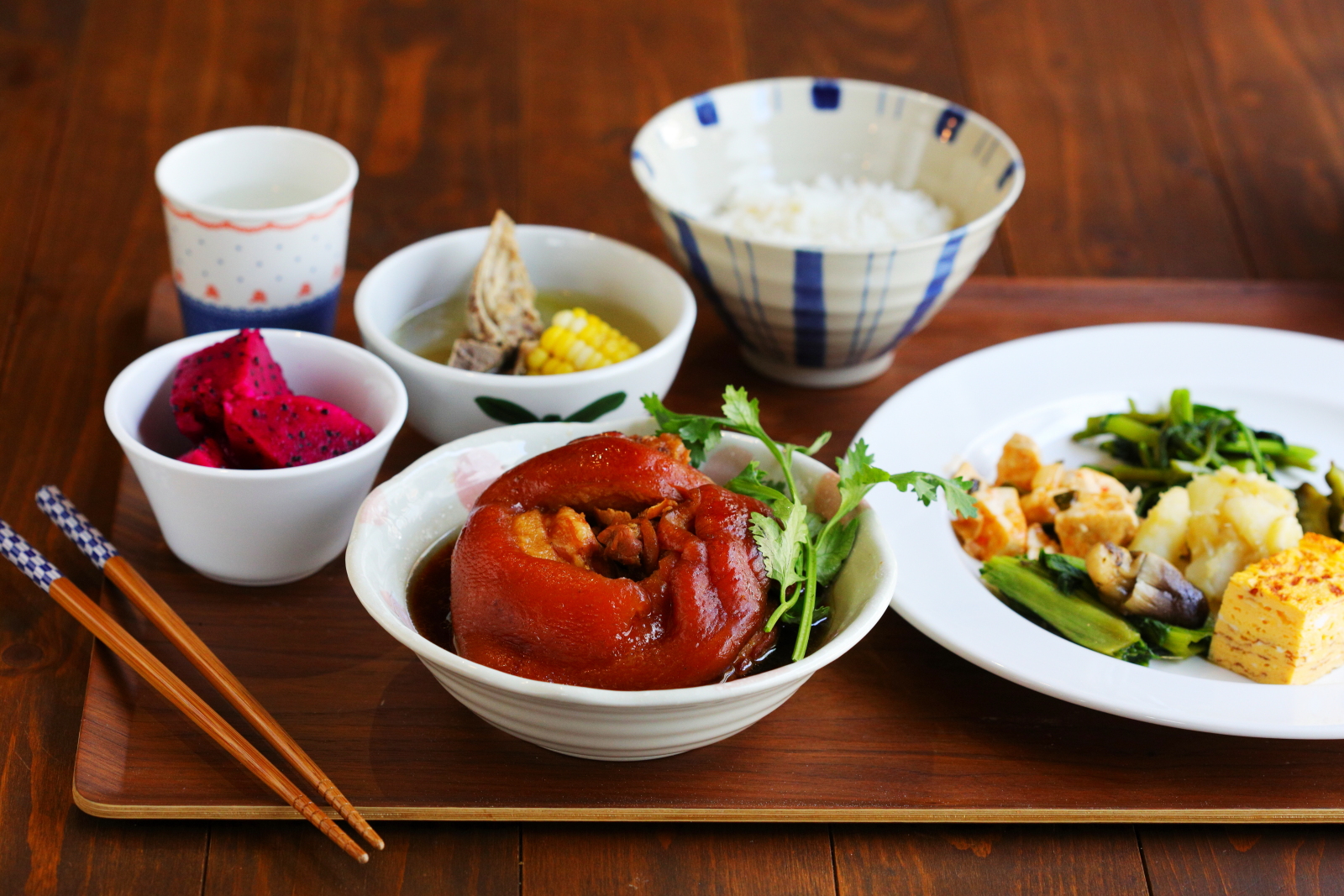 男主人手作的招牌套餐「飴屋豬腳」，肉質軟嫩、入味不膩。（300元／份）