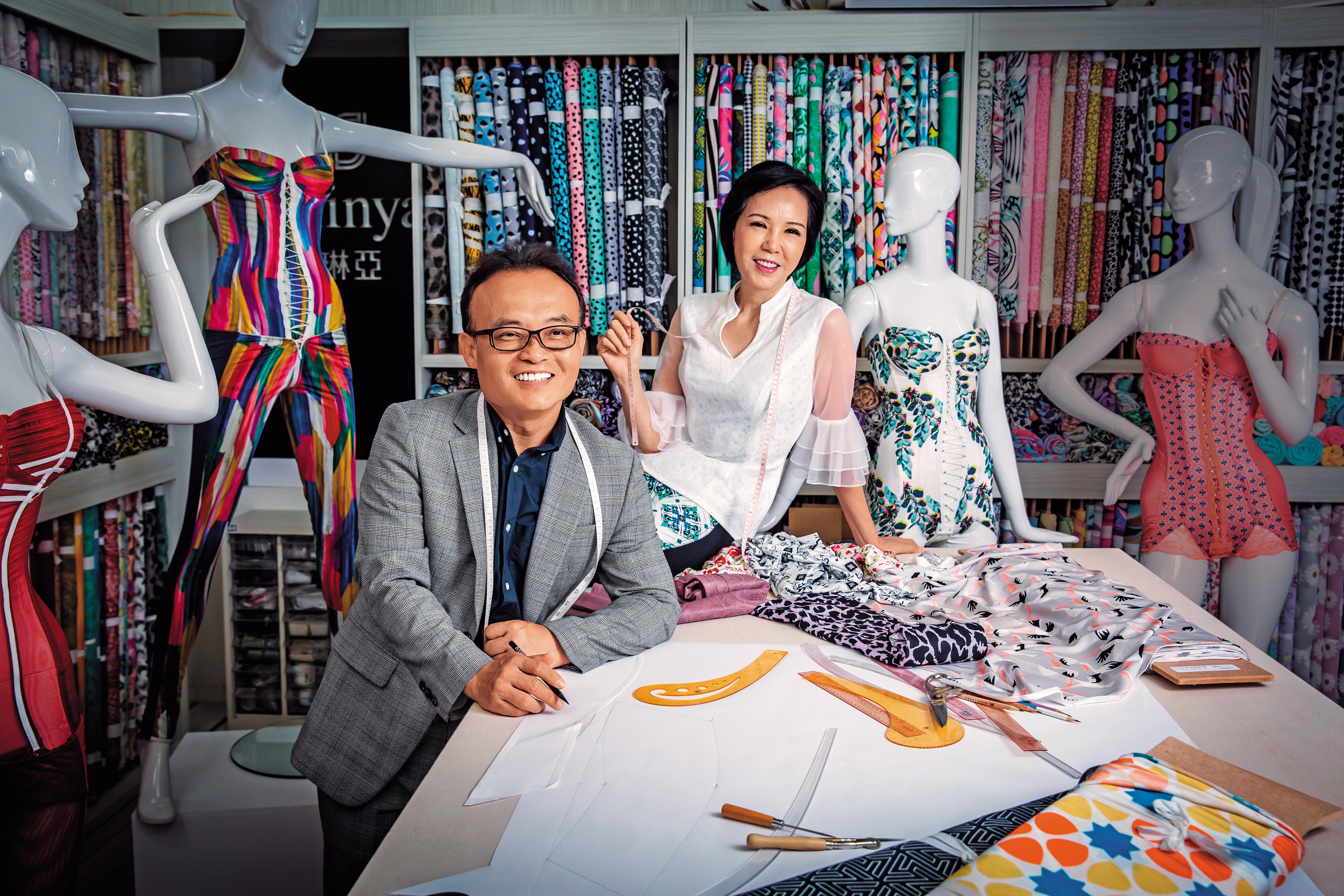 鄧民華（左）與莊碧玉（右）於公於私都是最佳拍檔，共創蘿琳亞塑身衣品牌，是國內量身訂製無彈性塑身衣龍頭，去年營收達二億元。