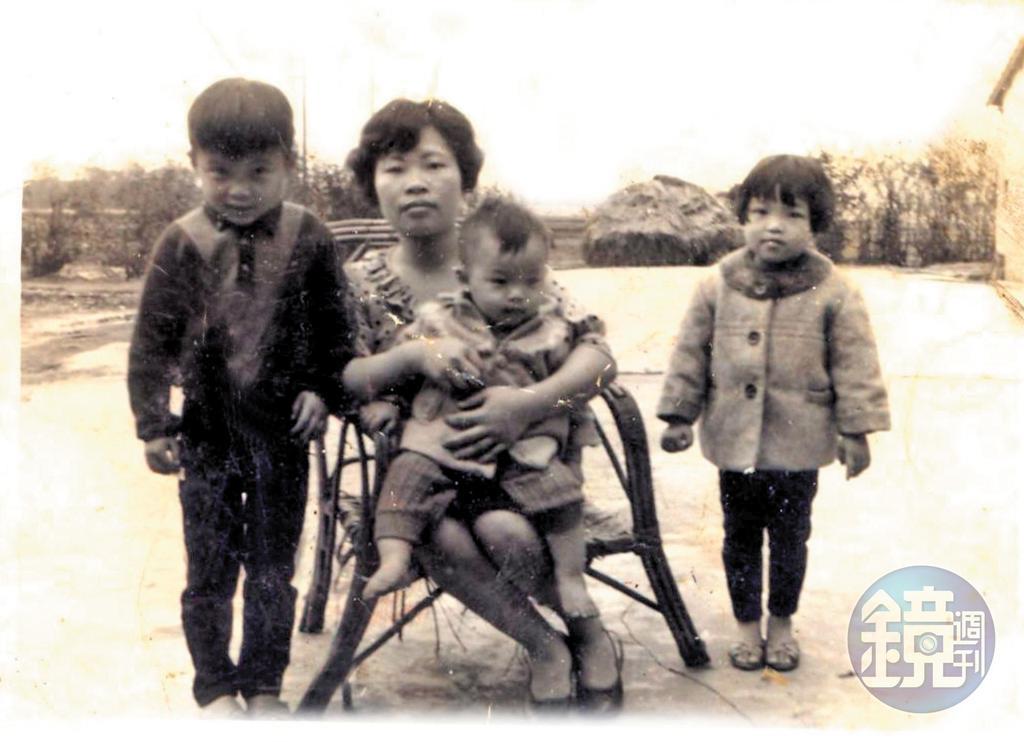 身為長子，鄧民華（左）繼承母親（中）裁縫訂製內衣手藝，妹妹鄧美惠（右）幫忙管理工廠。（蘿琳亞提供）