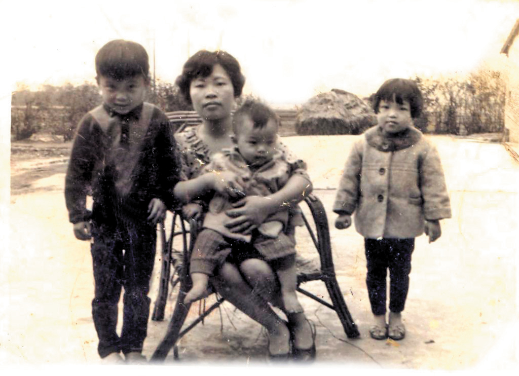 身為長子，鄧民華（左）繼承母親（中）裁縫訂製內衣手藝，妹妹鄧美惠（右）幫忙管理工廠。（蘿琳亞提供）