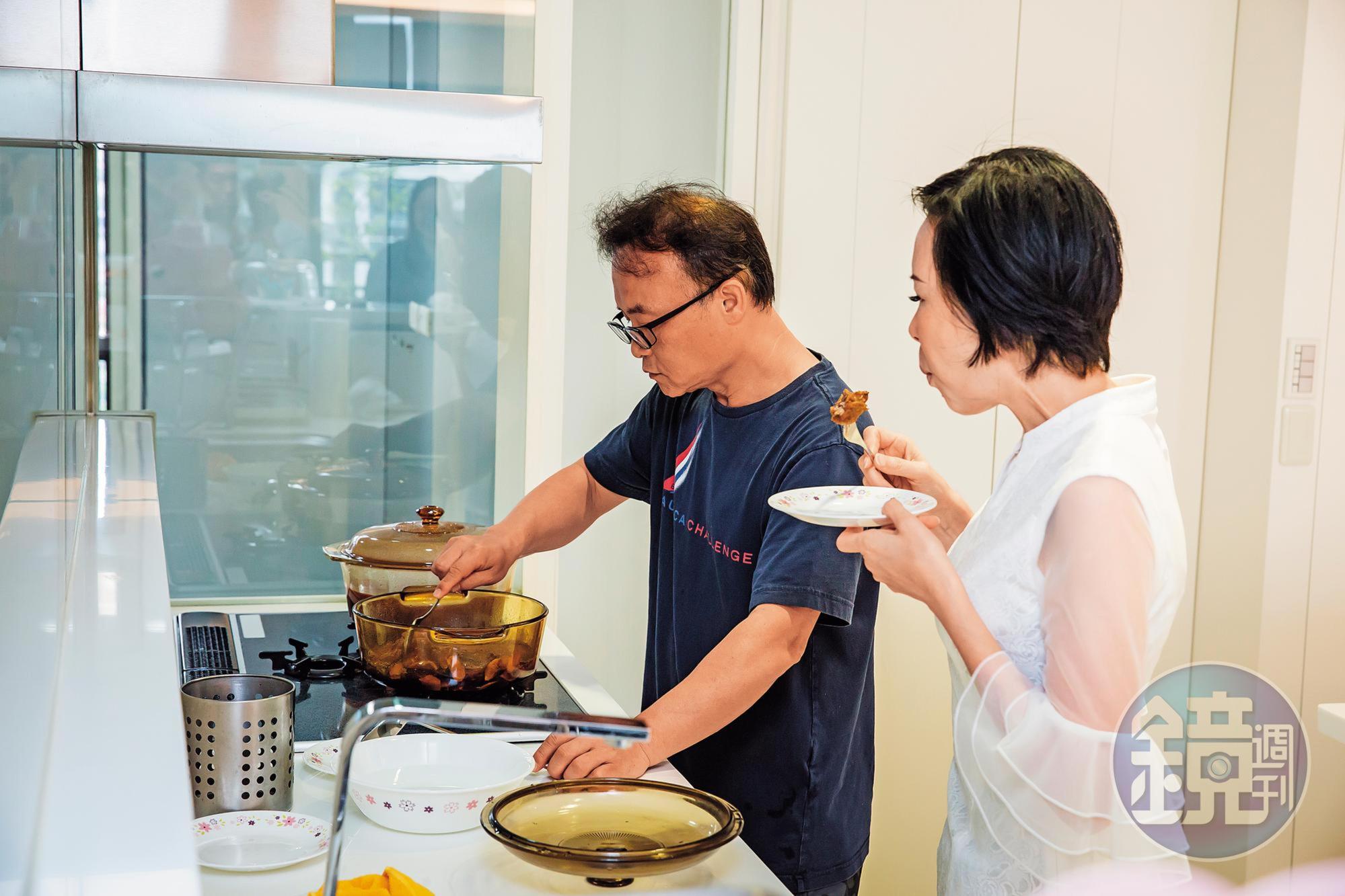 廚藝了得的鄧民華（左）不應酬，每天回家幫愛妻（右）料理愛心牛肉麵。