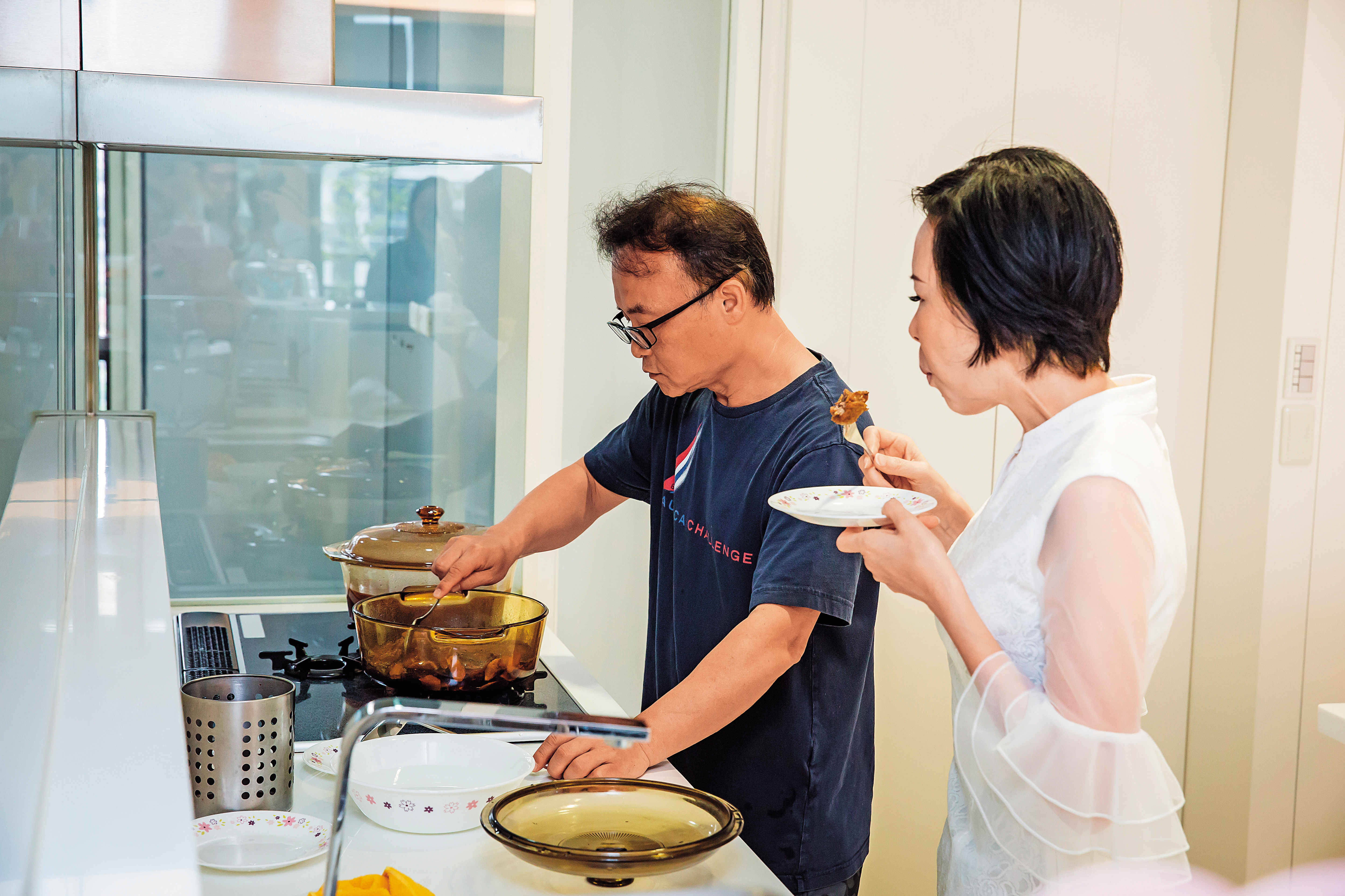 廚藝了得的鄧民華（左）不應酬，每天回家幫愛妻（右）料理愛心牛肉麵。