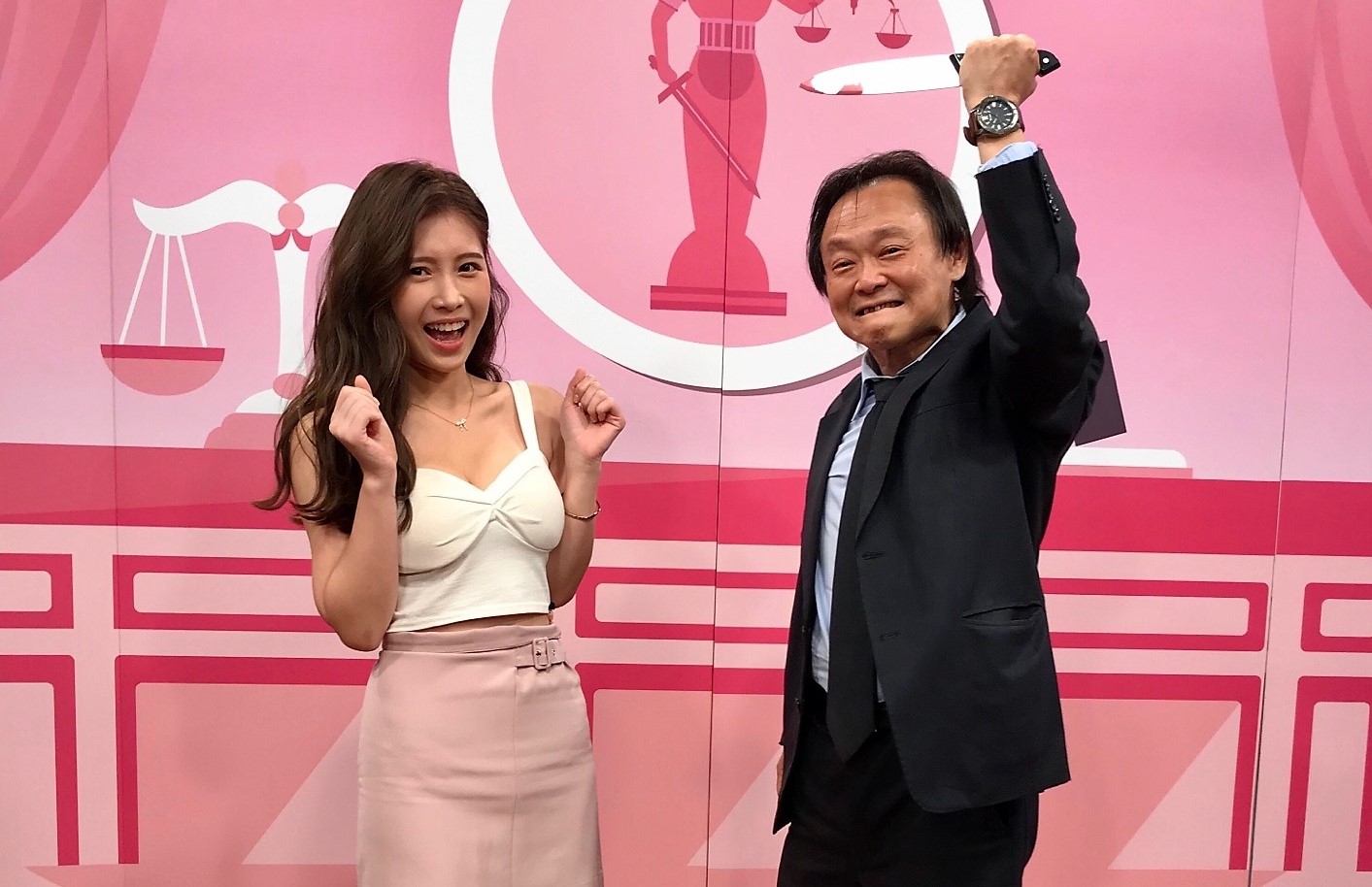 王世堅（右）隨身自備道具刀變身恰吉，雞排妹嚇一跳。（學姊受不了提供）