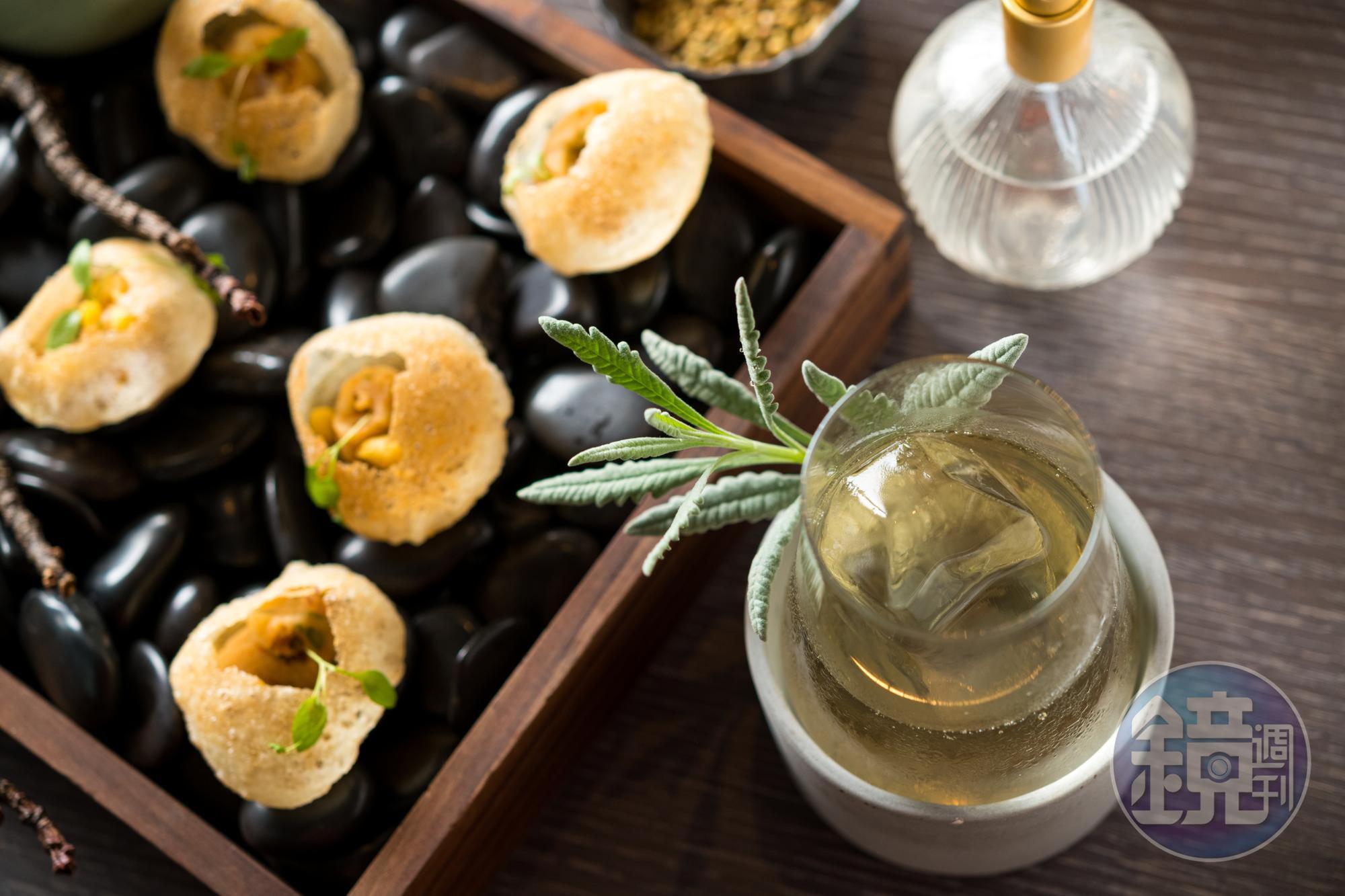 酥脆微辣、淋上香料水的「Pani Puri翠綠瓊漿多重奏」（340元／份），搭配帶有玫瑰及鳶尾花香氣的「實驗香草二號Experimental Herb No.2」，開場洋溢草本氣息。（350元／杯）