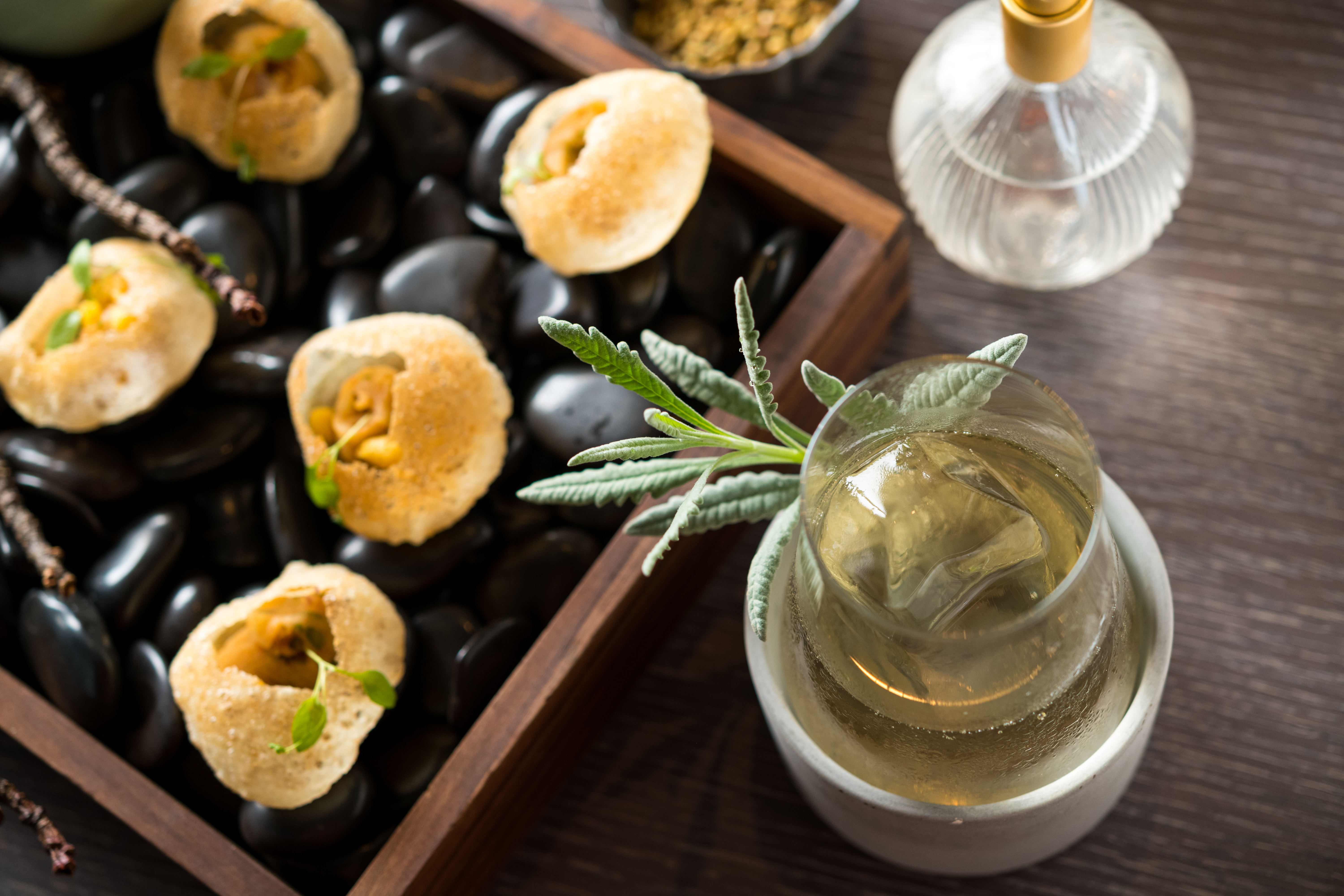 酥脆微辣、淋上香料水的「Pani Puri翠綠瓊漿多重奏」（340元／份），搭配帶有玫瑰及鳶尾花香氣的「實驗香草二號Experimental Herb No.2」，開場洋溢草本氣息。（350元／杯）