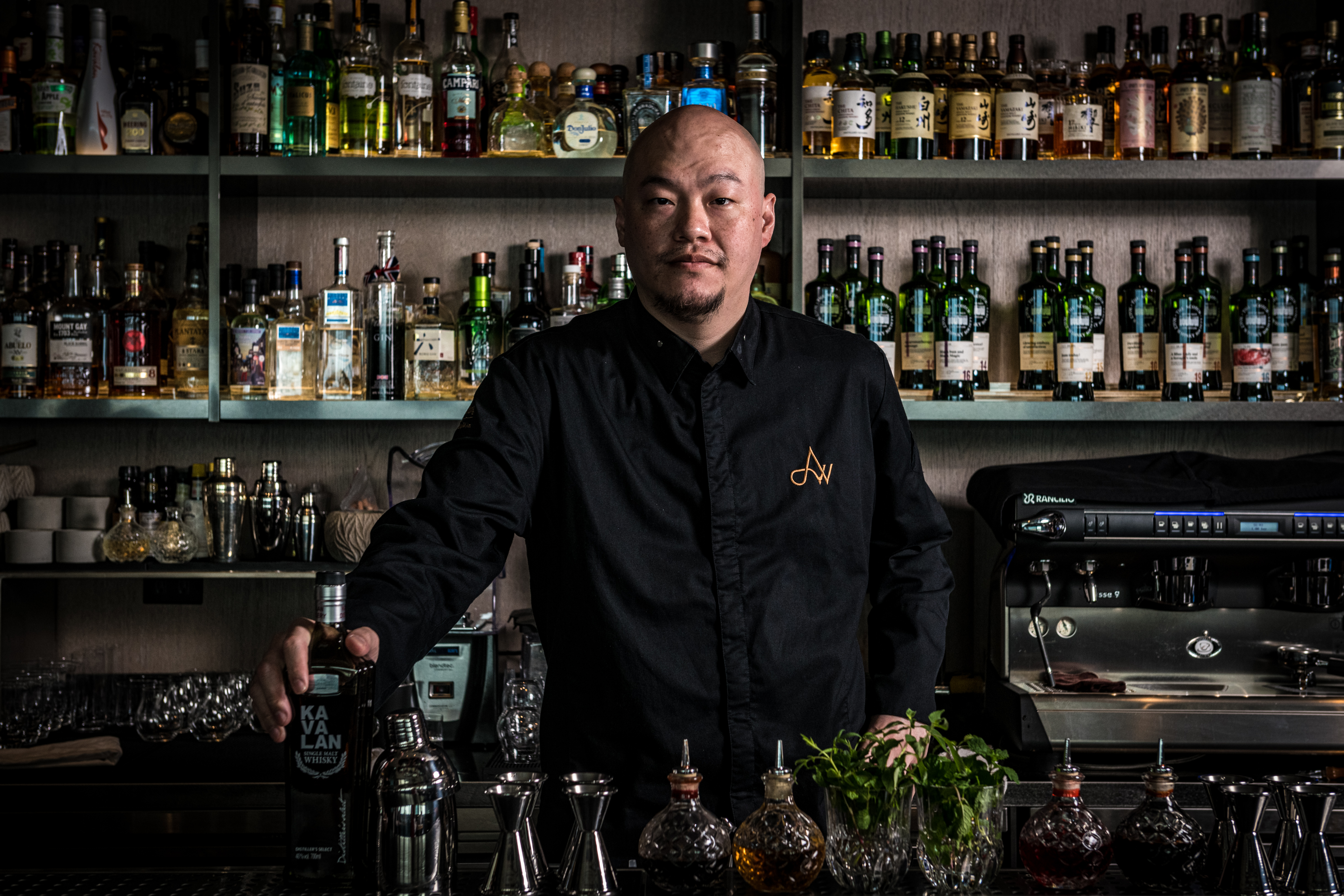 雞尾酒教主、「INDULGE 實驗創新餐酒館」創辦人Aki Wang,跨刀為印度菜搭配雞尾酒,餐酒搭配感官張力十足。