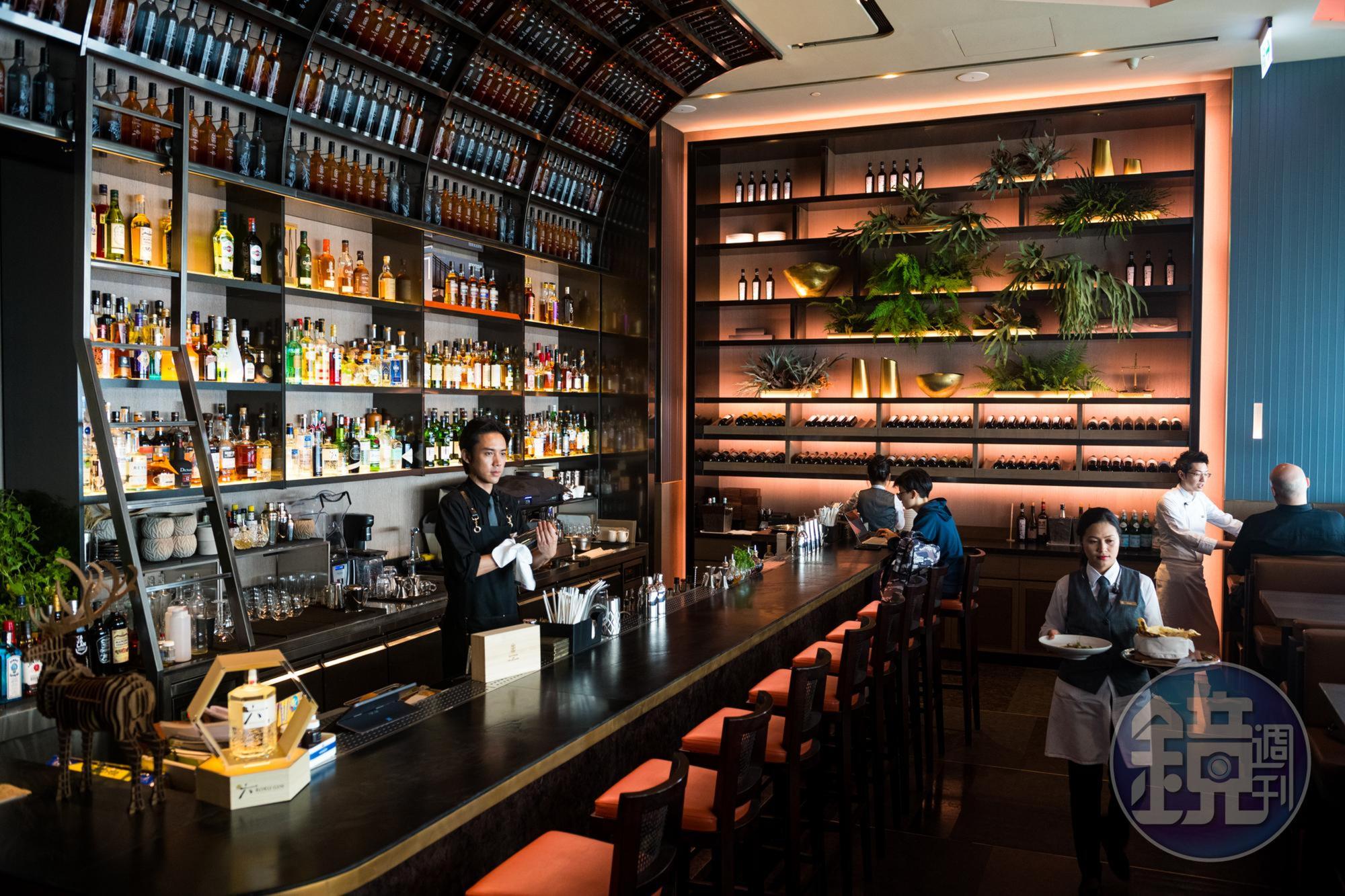 空間焦點是一座頂天的酒吧，由連續3年奪得世界及亞洲50大酒吧的「INDULGE 實驗創新餐酒館」團隊協力坐鎮，打造明確的印度餐酒搭料理路線。