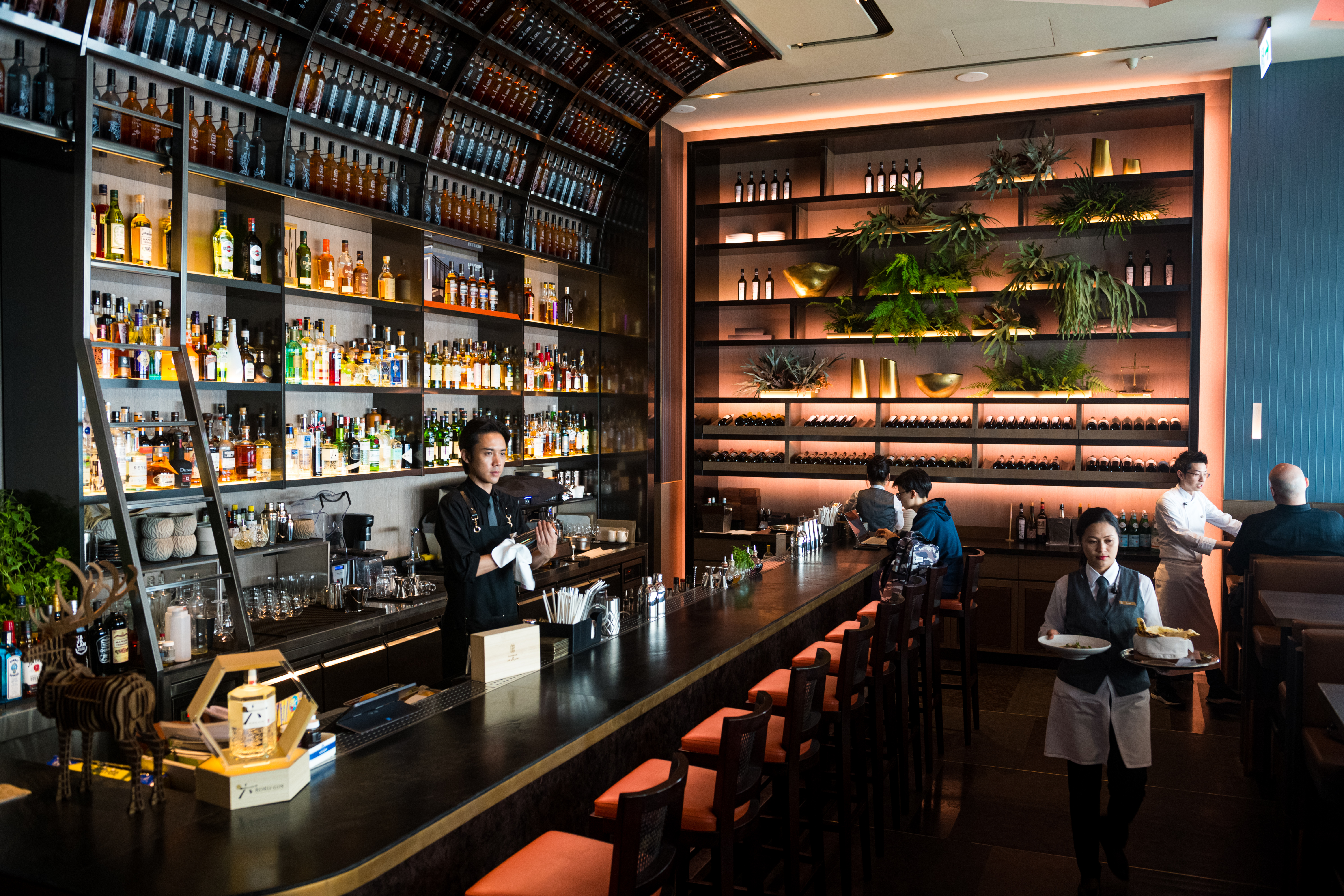空間焦點是一座頂天的酒吧,由連續3年奪得世界及亞洲50大酒吧的「INDULGE 實驗創新餐酒館」團隊協力坐鎮,打造明確的印度餐酒搭料理路線。