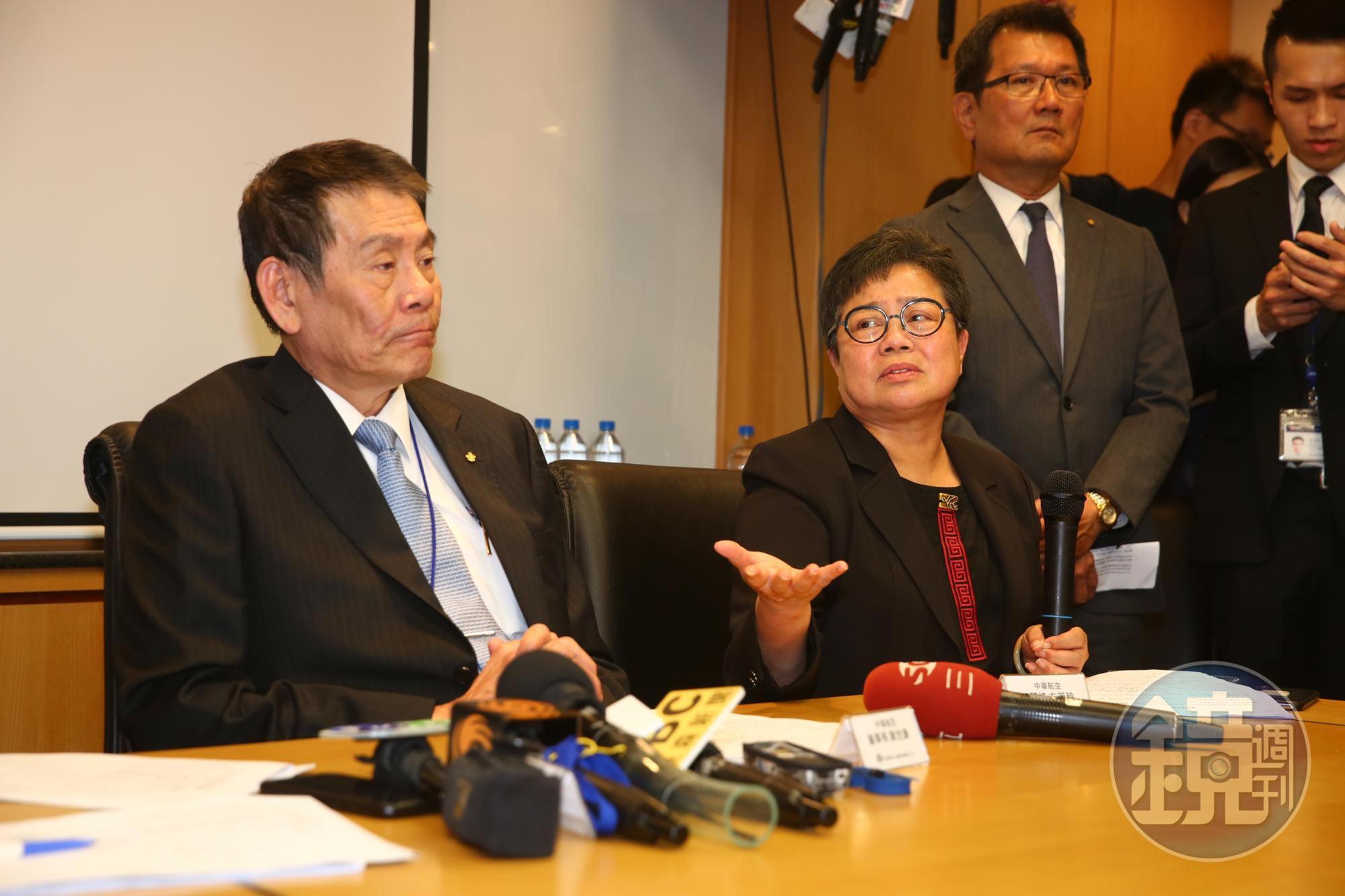 針對總統專機爆出國安人員「團購」私菸案,華航董事長謝世謙出面致歉,強調在釐清相關責任後,會進行懲處。