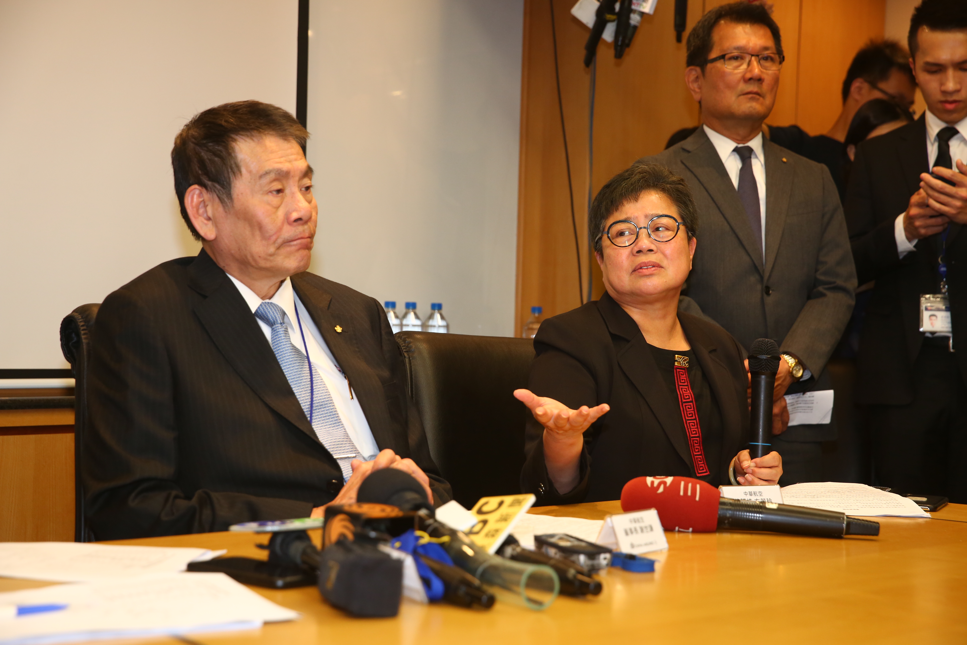 針對總統專機爆出國安人員「團購」私菸案，華航董事長謝世謙出面致歉，強調在釐清相關責任後，會進行懲處。