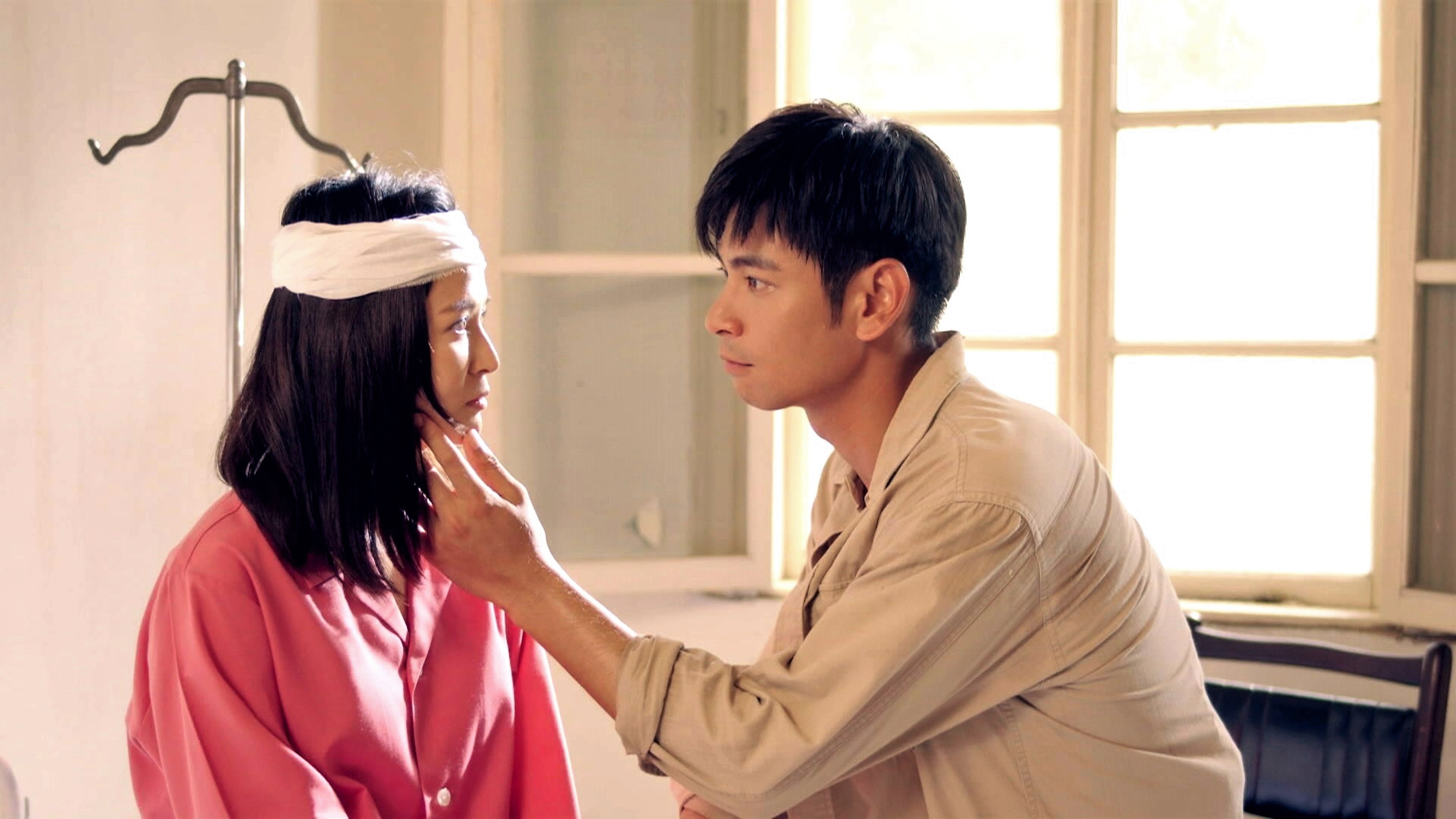 吳怡霈（左）獻螢幕初吻被導演笑：「很像僵屍耶！」（三立提供）