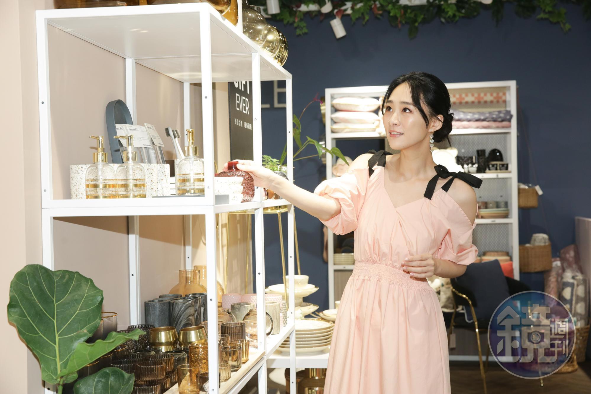 對歐洲家飾情有獨鍾的吳可熙,為北歐家居品牌擔任一日店長,專業地為媒體介紹商品。