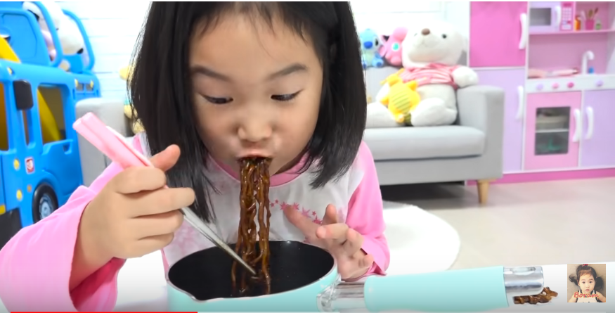 南韓6歲YouTuber寶藍吃炸醬麵影片點閱破3.7億,相當驚人。(翻攝Boram Tube Vlog)