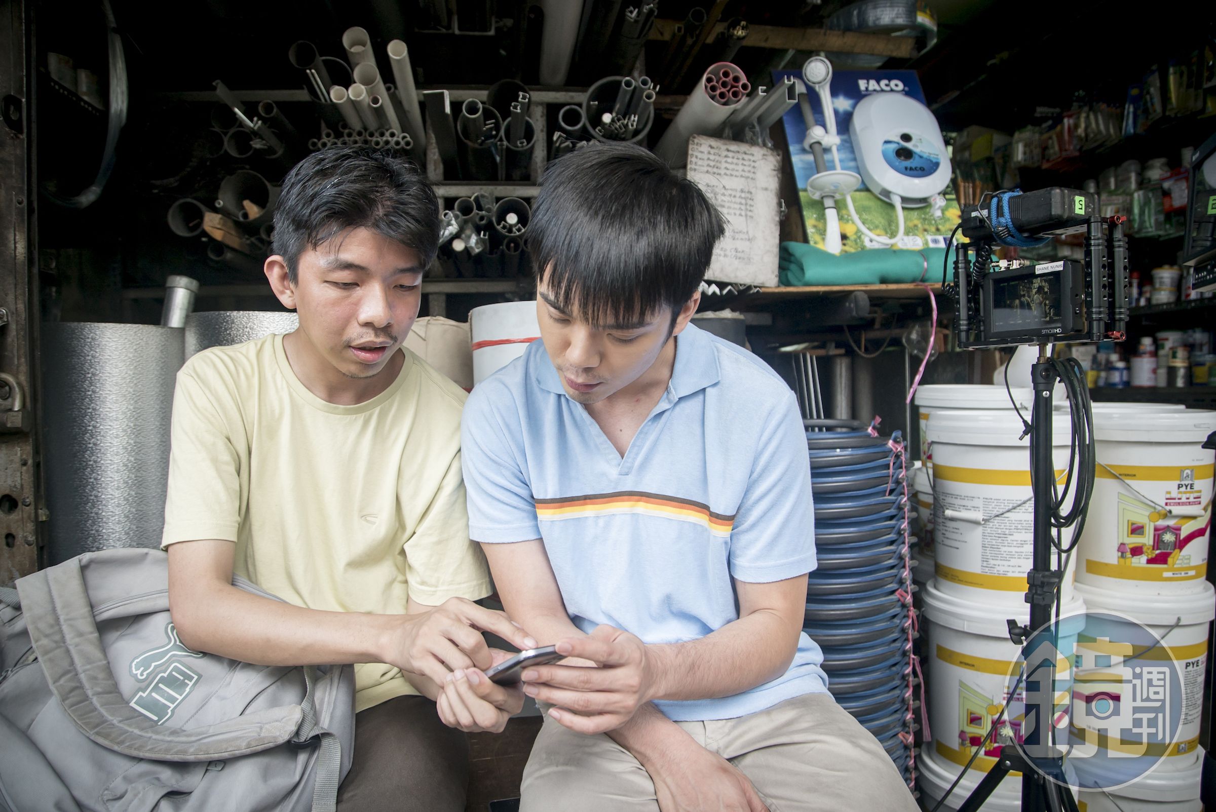 飾演「文光」的大馬演員莊仲維（右）與故事原型郭修鍇相處，如今郭修鍇是數學天才，社交能力也持續在進步中。（滿滿額娛樂提供）