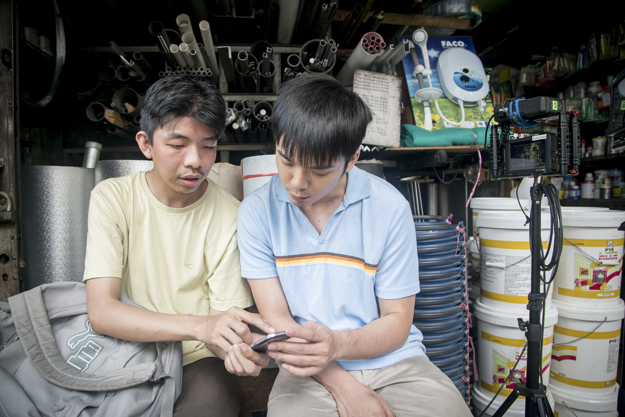 飾演「文光」的大馬演員莊仲維（右）與故事原型郭修鍇相處，如今郭修鍇是數學天才，社交能力也持續在進步中。（滿滿額娛樂提供）