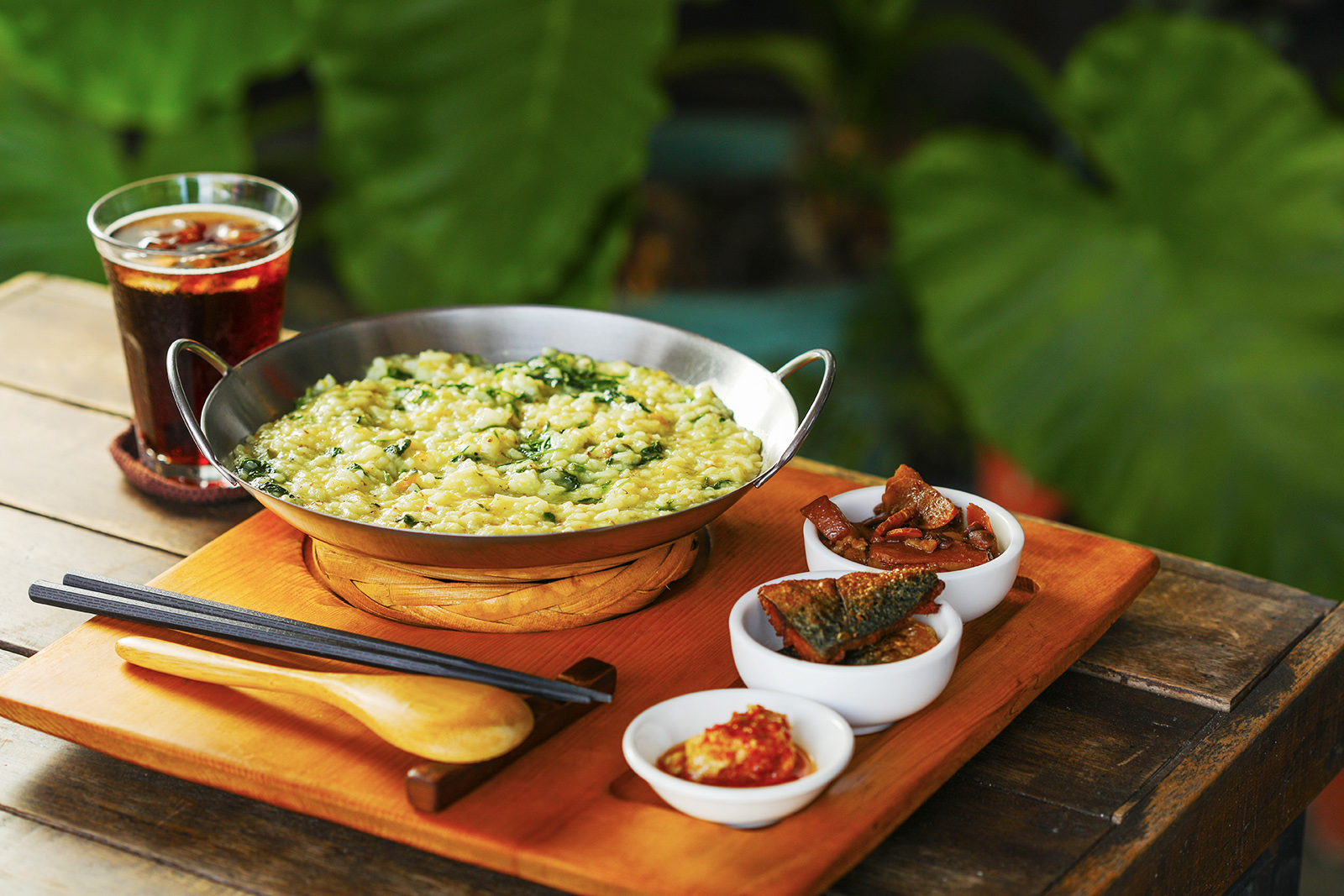 用各種野菜做成的「山地飯套餐」，排灣族人稱為「比努拉稱安」，是傳統的家常料理。（200元／份）