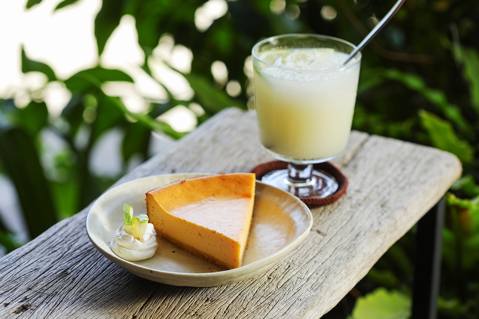 店員推薦的「地瓜乳酪」（前70元／份）與加入老闆自製小米酒的「老闆特調」（後100元／杯）。