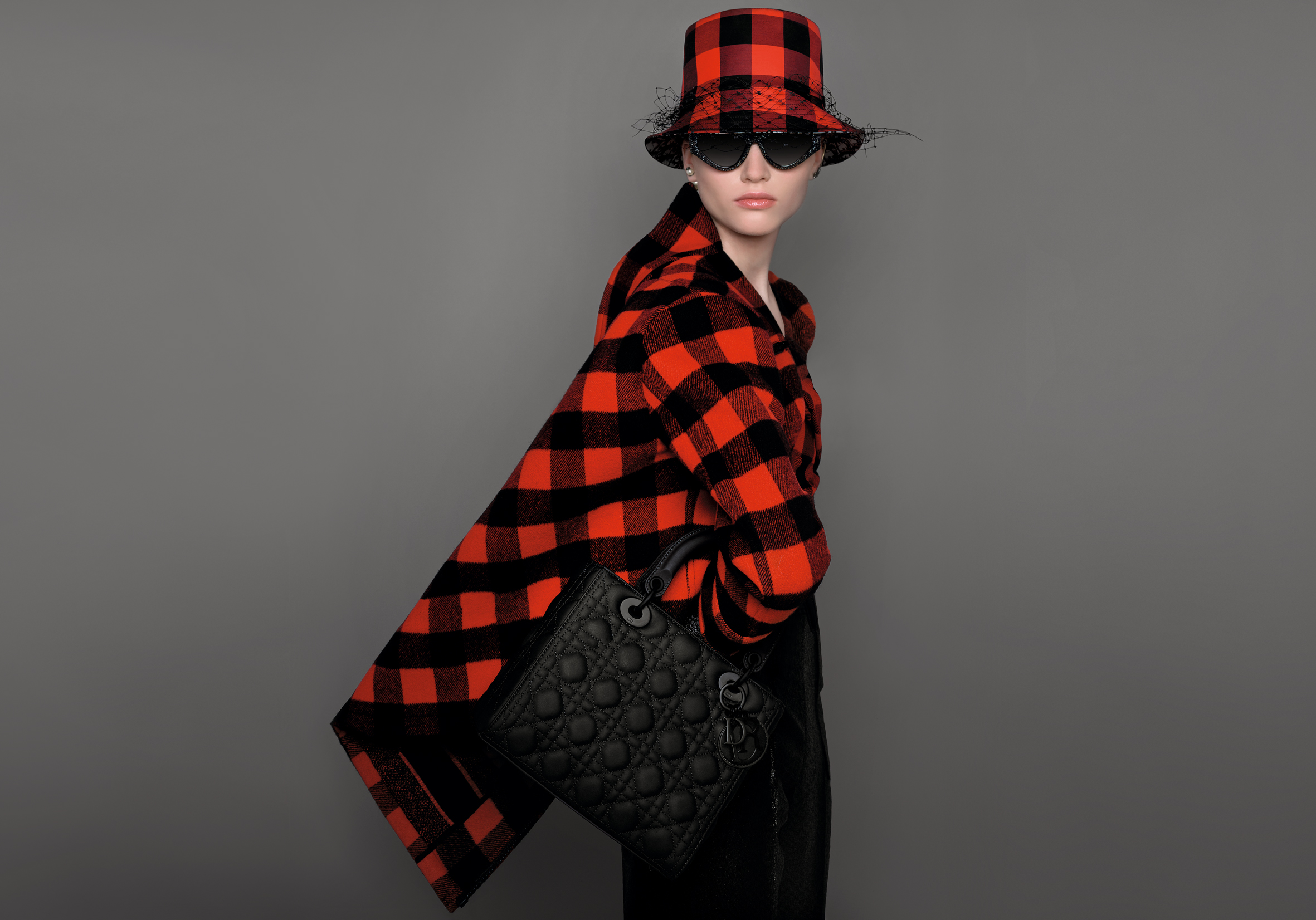 Dior的情人節是黑色狂潮，Lady Dior霧黑小牛皮籐格紋大型提包，NT$160,000。（Dior提供）