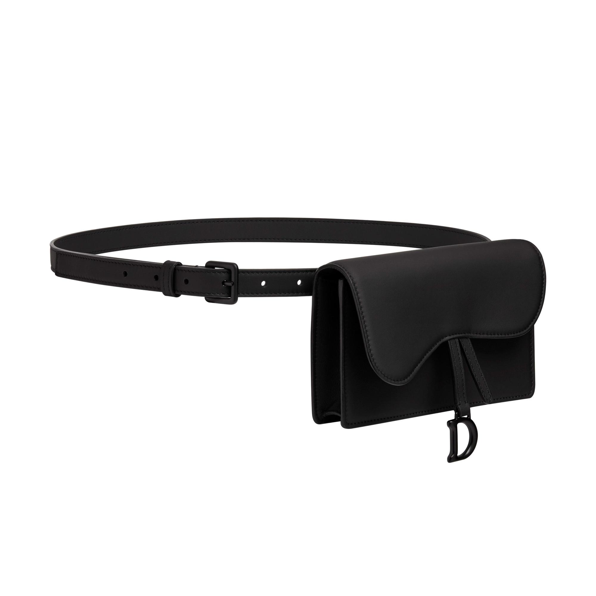Saddle霧黑小牛皮馬鞍方型腰包,NT$36,500。(Dior提供)
