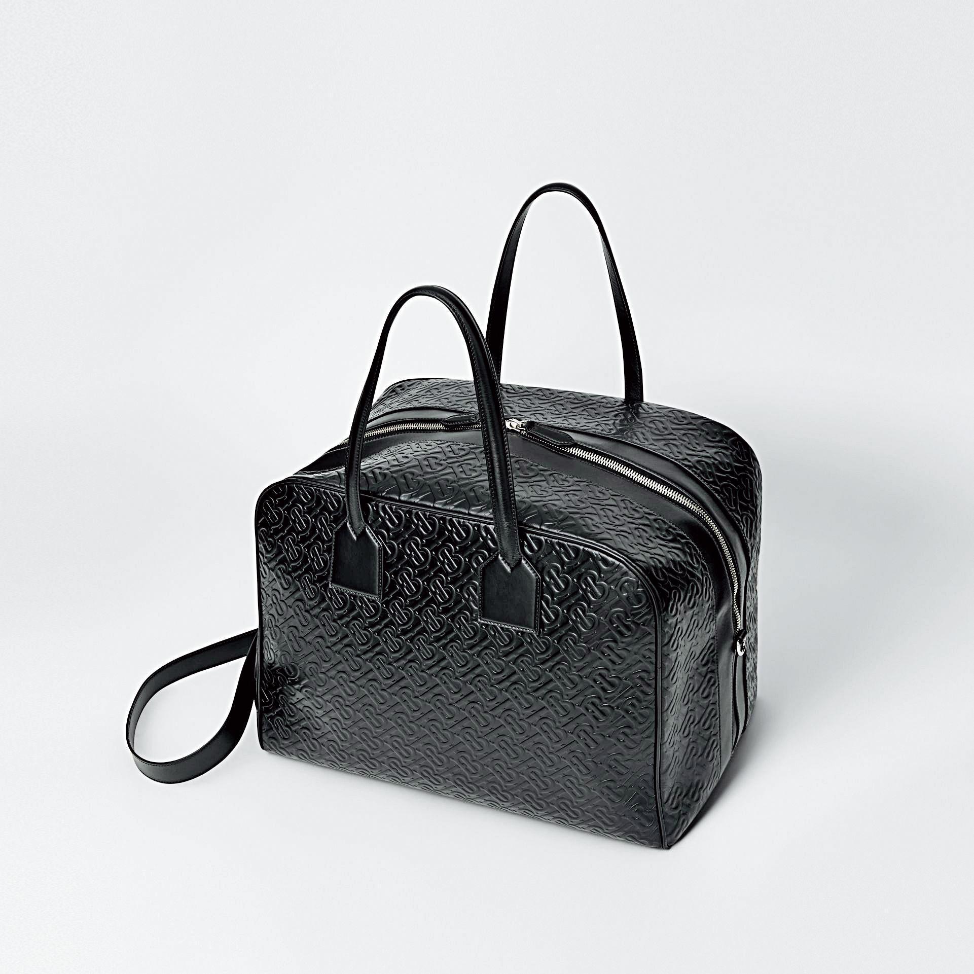 BURBERRY大型花押字皮革Cube包。NT$89,000。（BURBERRY提供）