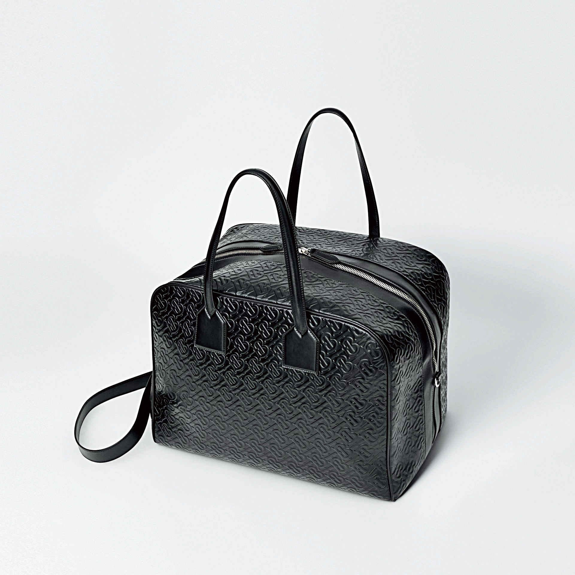 BURBERRY大型花押字皮革Cube包。NT$89,000。（BURBERRY提供）