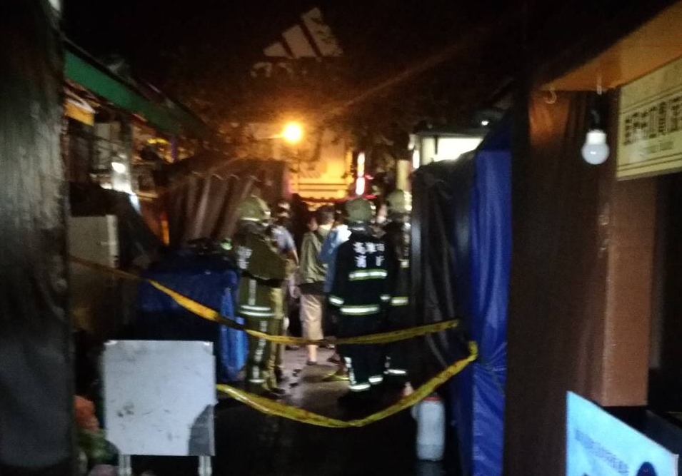 瑞豐夜市遭埃及男縱火，現場留下火灼痕跡。（翻攝畫面）