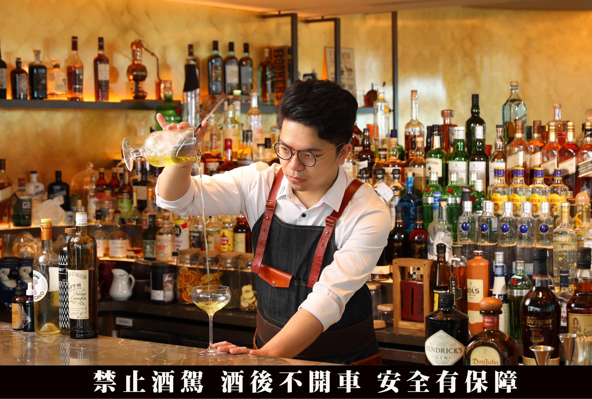 年僅25歲，曾奪得多次調酒大賽冠軍的調酒師Mars為Asia 49調製專屬調酒 EXPERIENCE AMAZING。