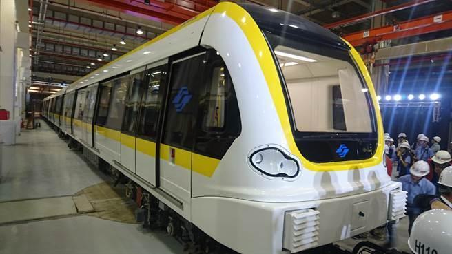  新北市環狀線工程第一階段預計在今年底通車，卻傳出捷運局人員出怪招，徒手猛敲打車廂設備測試。圖為環狀線列車車體。（翻攝自Wikipedia））