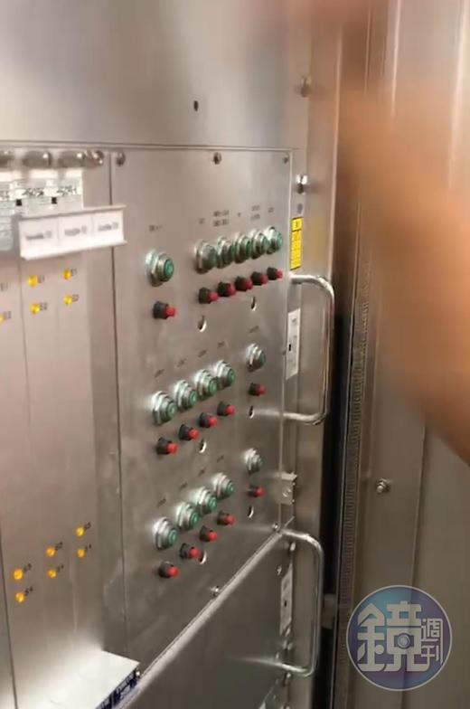 新北市環狀線工程第一階段預計在今年底通車，捷運局人員出怪招，徒手猛敲打車廂設備測試，影片首度曝光。（讀者提供）
