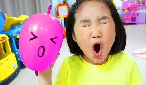 6歲的小網紅寶藍在YouTube有兩個頻道，月收入超過台幣1.1億元。（翻攝自YouTube）