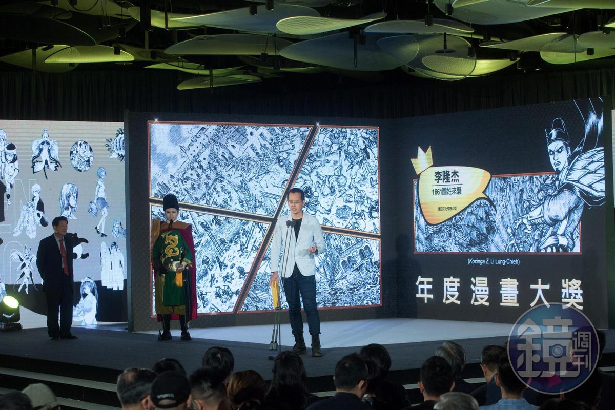 第10屆金漫獎頒獎典禮將於9月25日舉行，圖為去年李隆杰以《1661國姓來襲》獲得年度漫畫大獎。（林煒凱攝影）