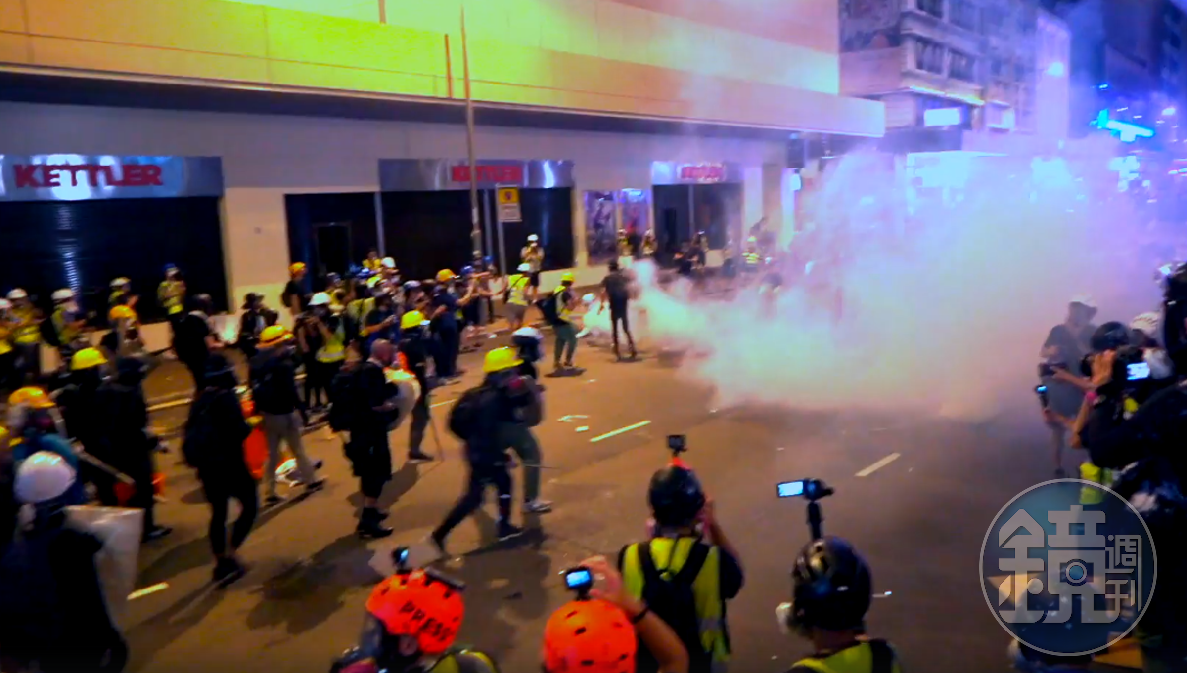 港警21日被目擊在天橋對民眾開槍，引發立法會議員區諾軒質疑。（翻攝自reader影片）