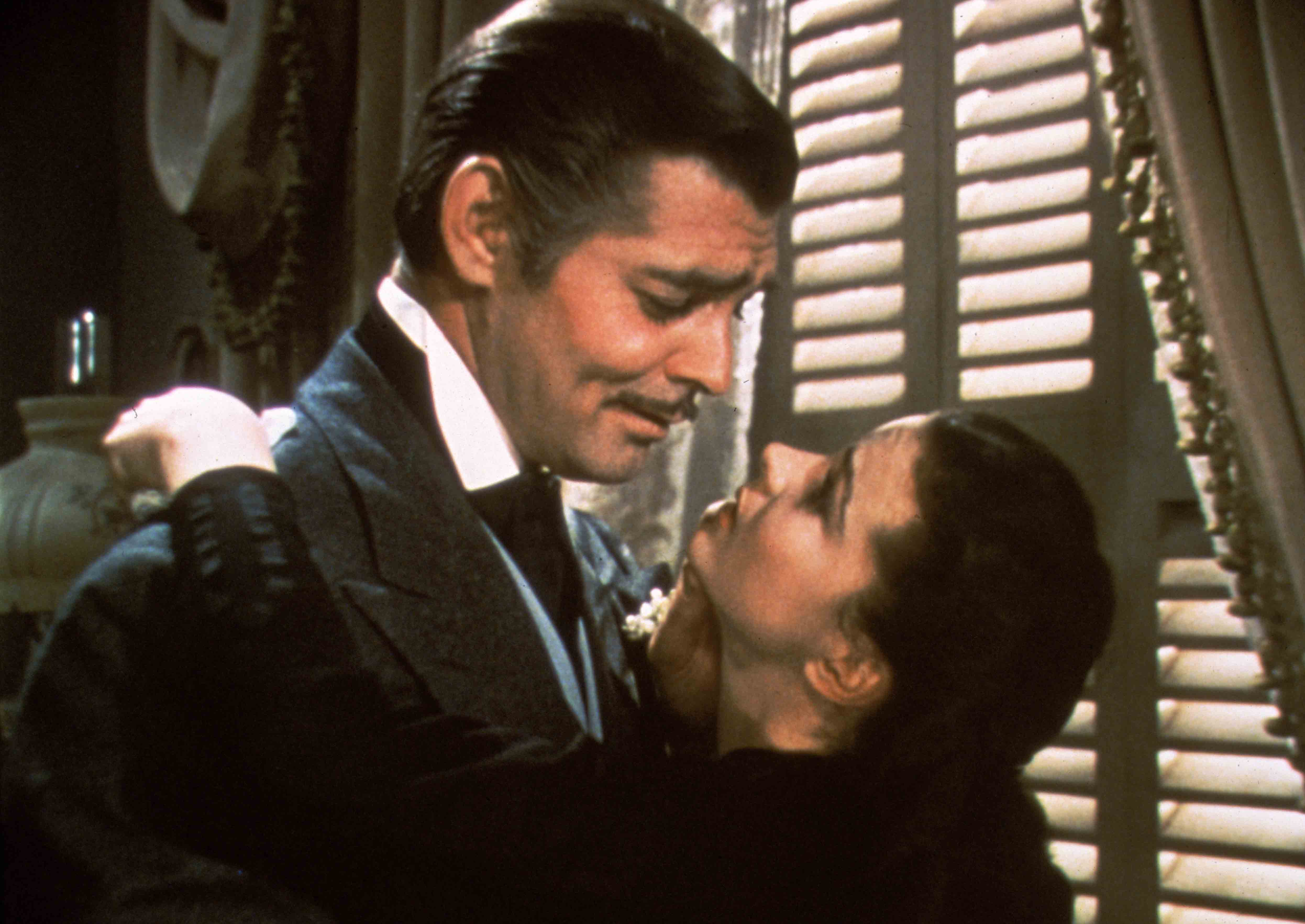 「浪子」白瑞德與「大家閨秀」郝思嘉，彼此吸引卻又難以廝守在一起，成就《亂世佳人》曲折離奇的情節、蕩氣回腸的對白，也成為日後許多題材仿效的經典。（華納兄弟提供）