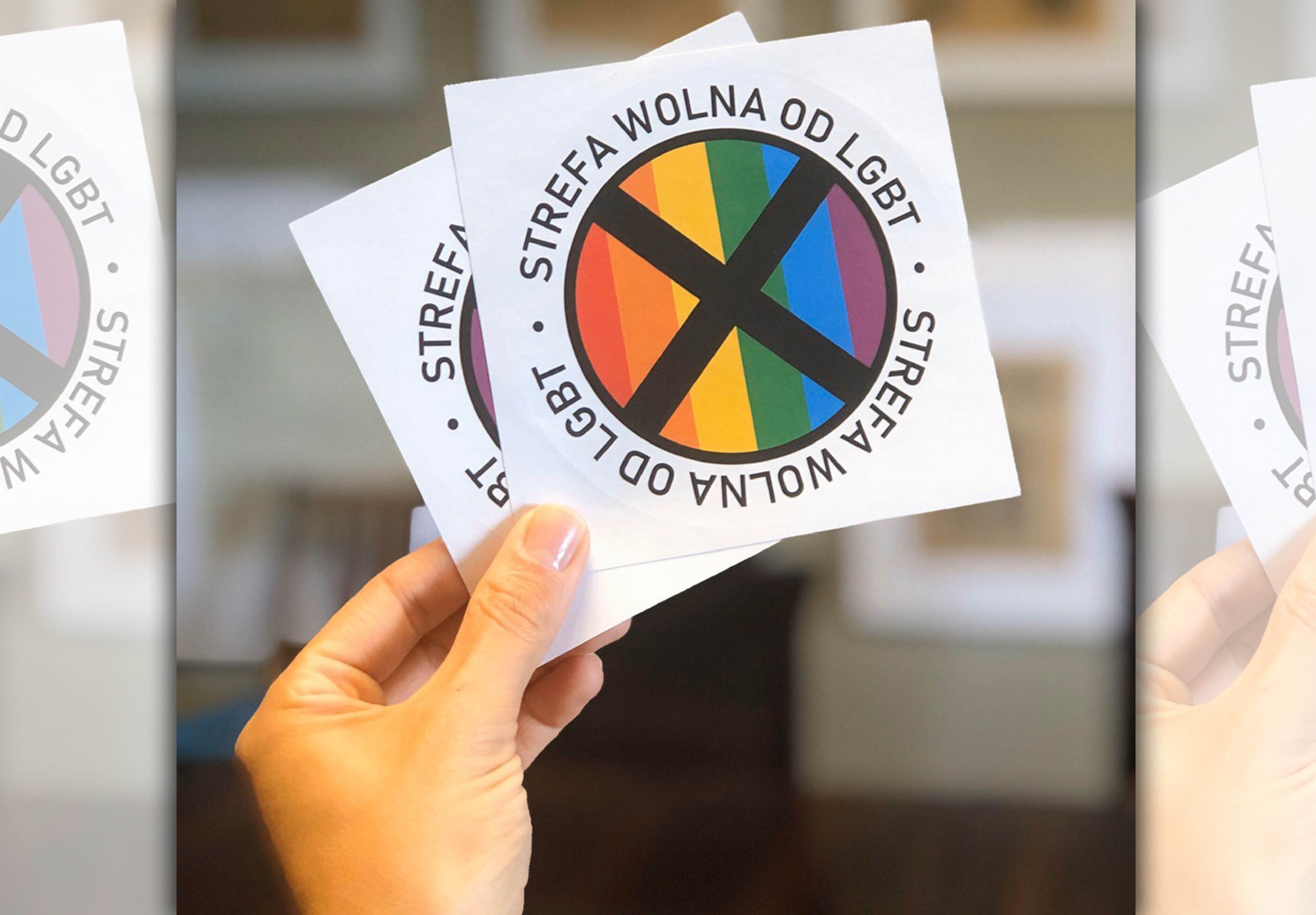 波蘭一家保守派雜誌隨刊附贈的反同貼紙，遭法院判決停售。（翻攝自Gazeta Polska臉書）