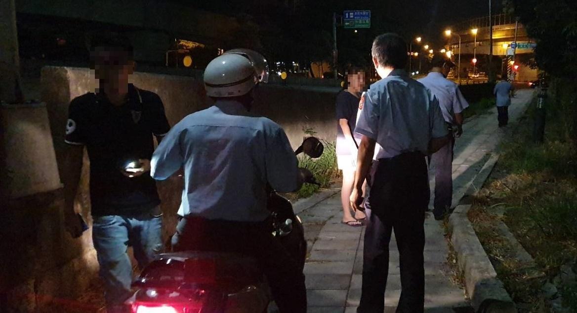 中壢警方動員大批人力,沿新街溪沿線搜索老翁行蹤。(翻攝畫面)