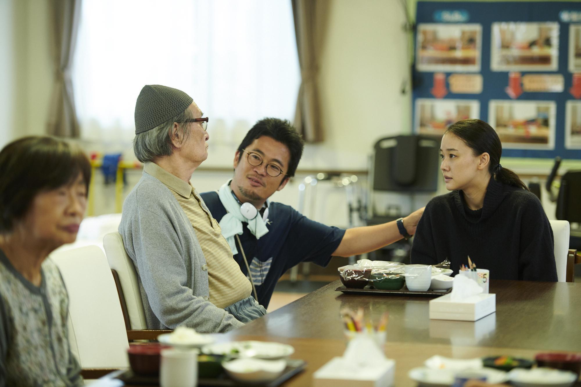 導演中野量太（右二）與演員蒼井優（右一）、山崎努（左二）溝通討論，描述失智症患者與家庭的情節不再偏向沉重，也有溫馨趣味的一面。（天馬行空提供）