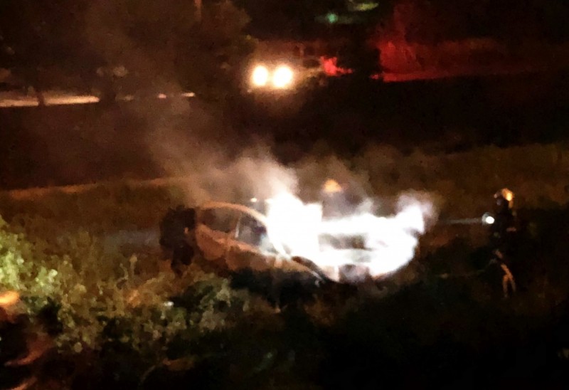 消防人員到場，發現車輛起火燃燒。（翻攝畫面）