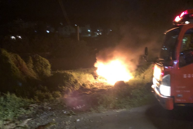 消防人員到場,發現車輛起火燃燒。(翻攝畫面)