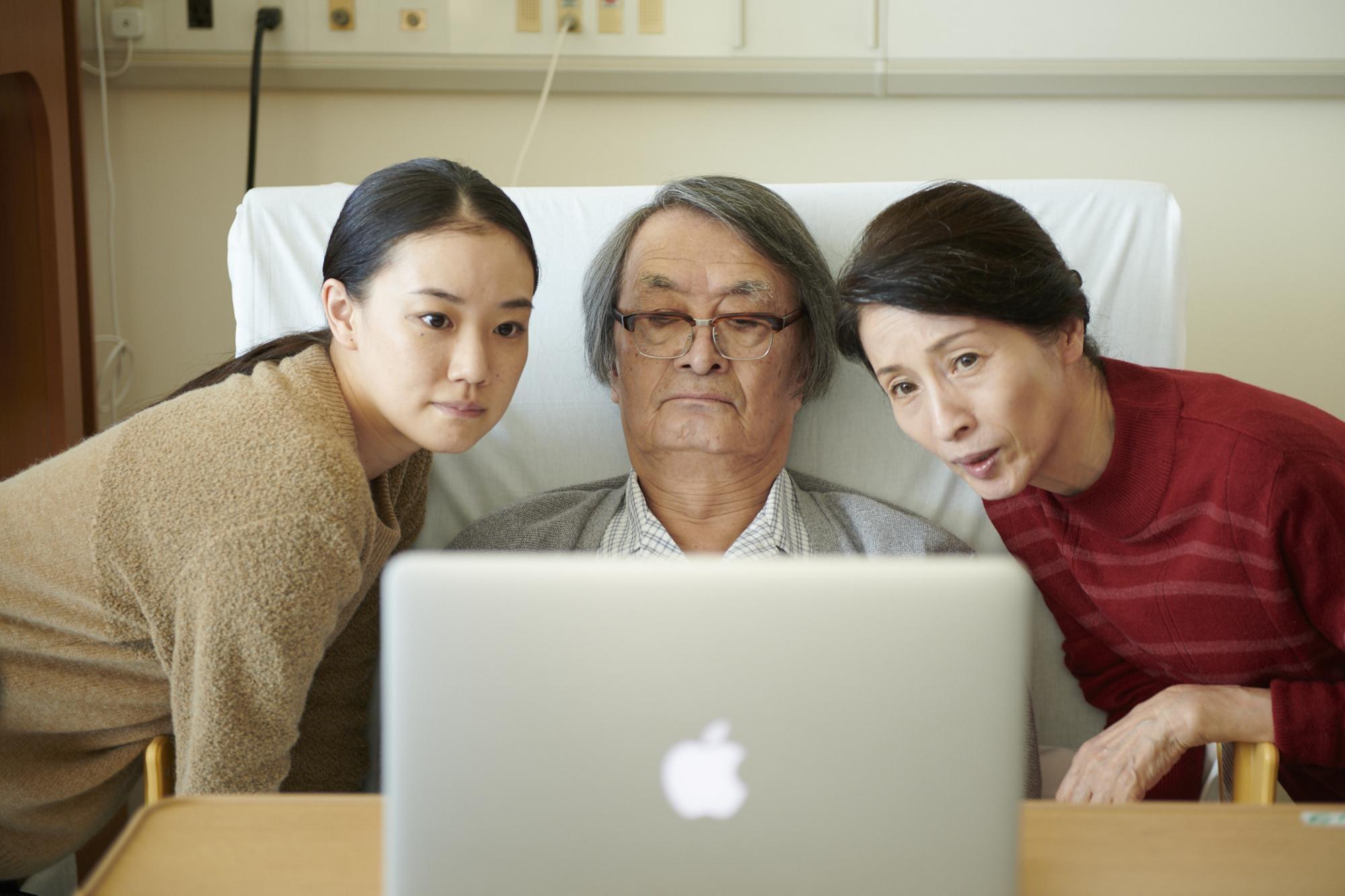 《漫長的告別》呈現失智症各階段的症狀，飾演失智症患者的山崎努（中）與片中女兒蒼井優（左）、妻子松原智惠子（右）有不少溫馨互動。（天馬行空提供）