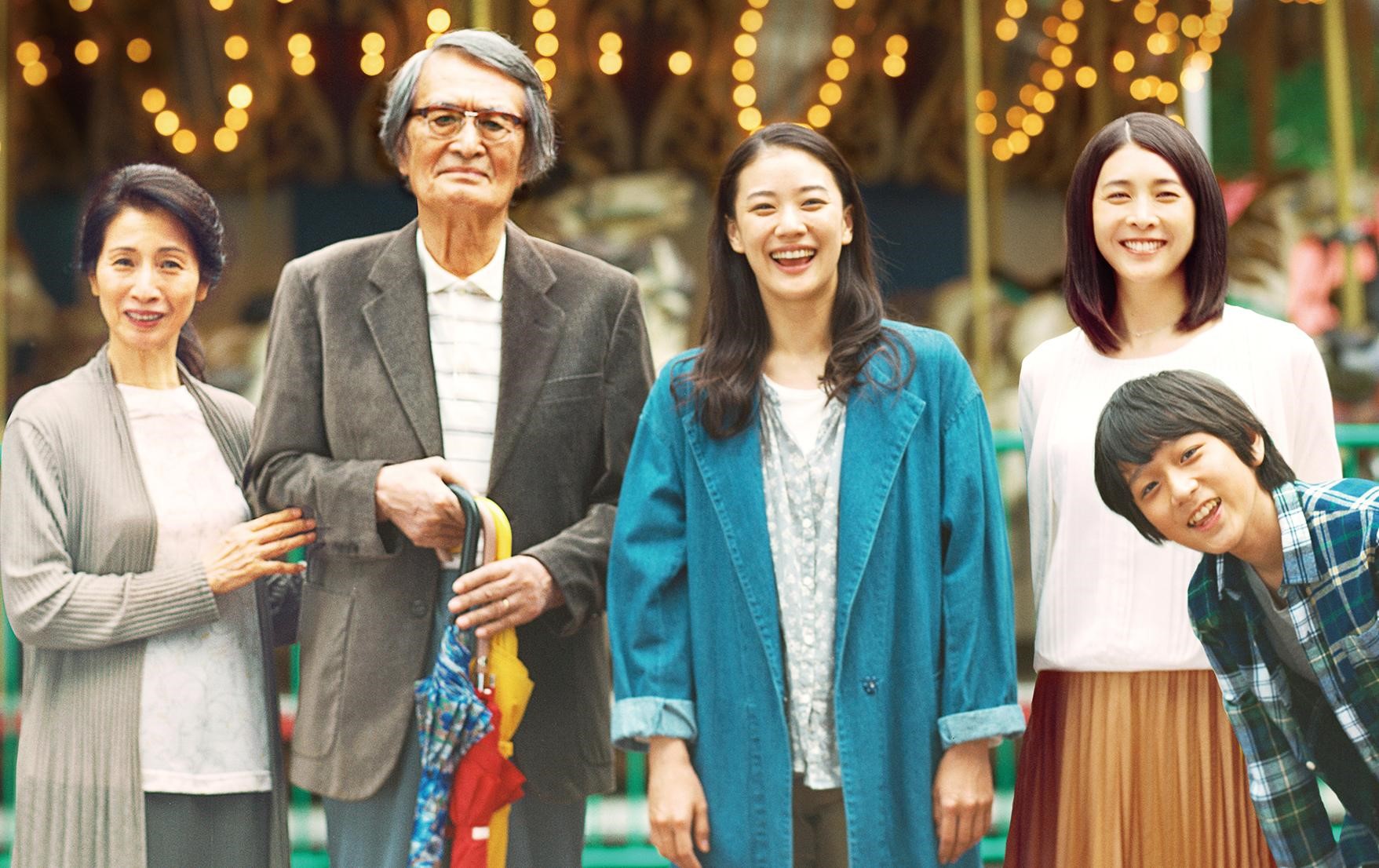 片中山崎努（左2）拿著3支傘出門的情節，是導演在訪問時得知的真實故事。（天馬行空提供）