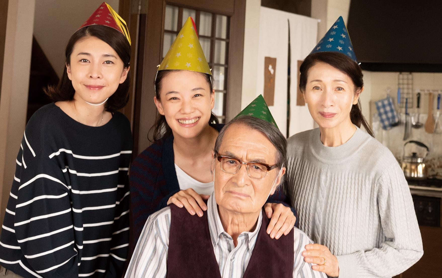 竹內結子(左起)、蒼井優、山崎努與松原智惠子飾演一家人,在父親生日時戴上尖頂帽慶生。(天馬行空提供)