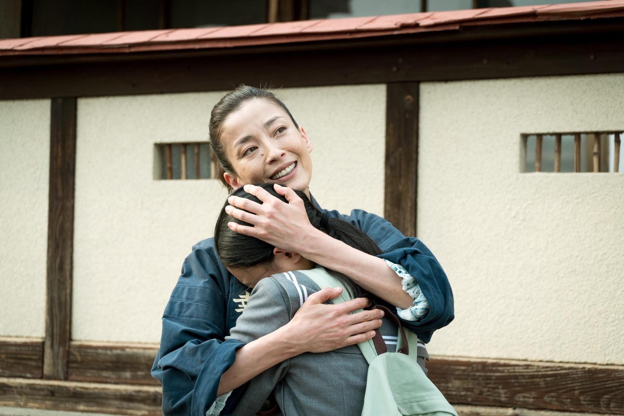 拍《幸福湯屋》時,導演中野量太安排宮澤理惠(後)與飾演女兒的杉咲花(前)一起打掃湯屋。(天馬行空提供)