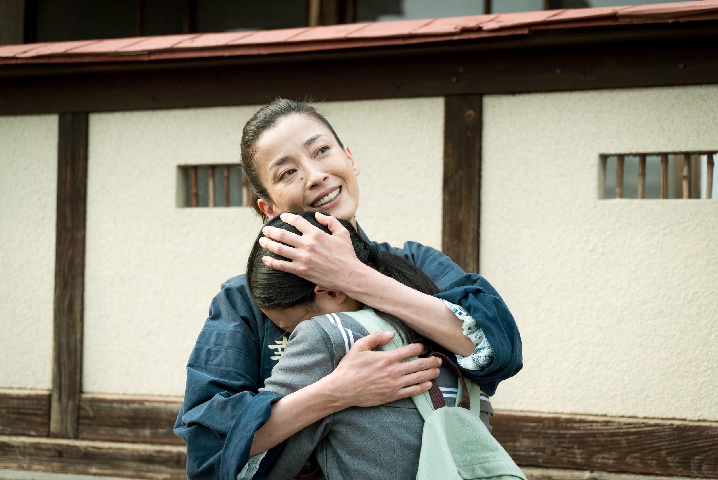 拍《幸福湯屋》時，導演中野量太安排宮澤理惠（後）與飾演女兒的杉咲花（前）一起打掃湯屋。（天馬行空提供）