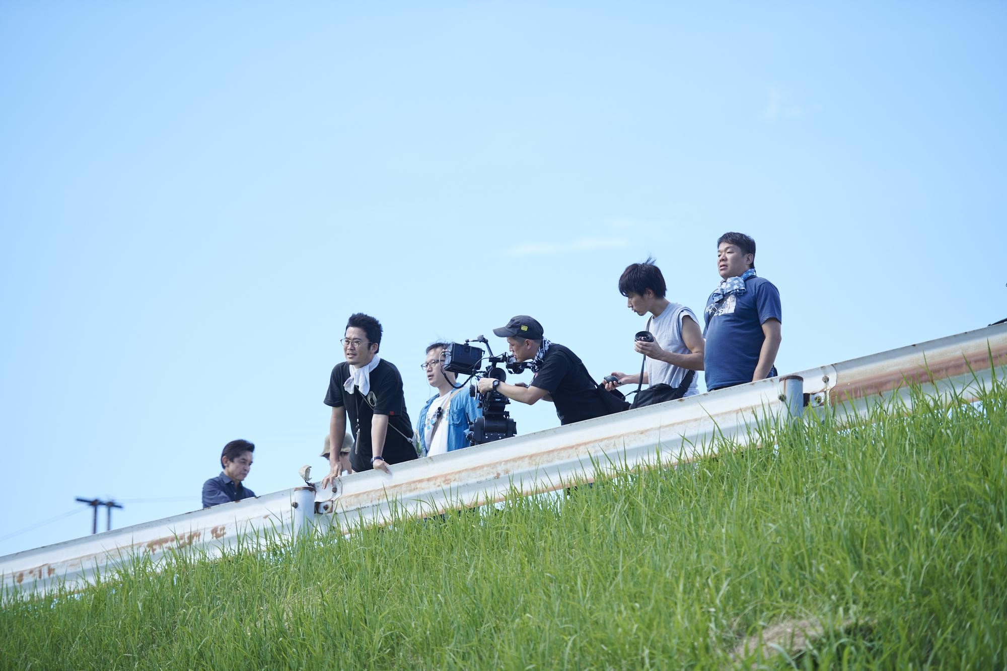 身兼編劇、導演的中野量太（左二）很重視電影的真實感，此次也針對失智症做了許多田野調查。（天馬行空提供）