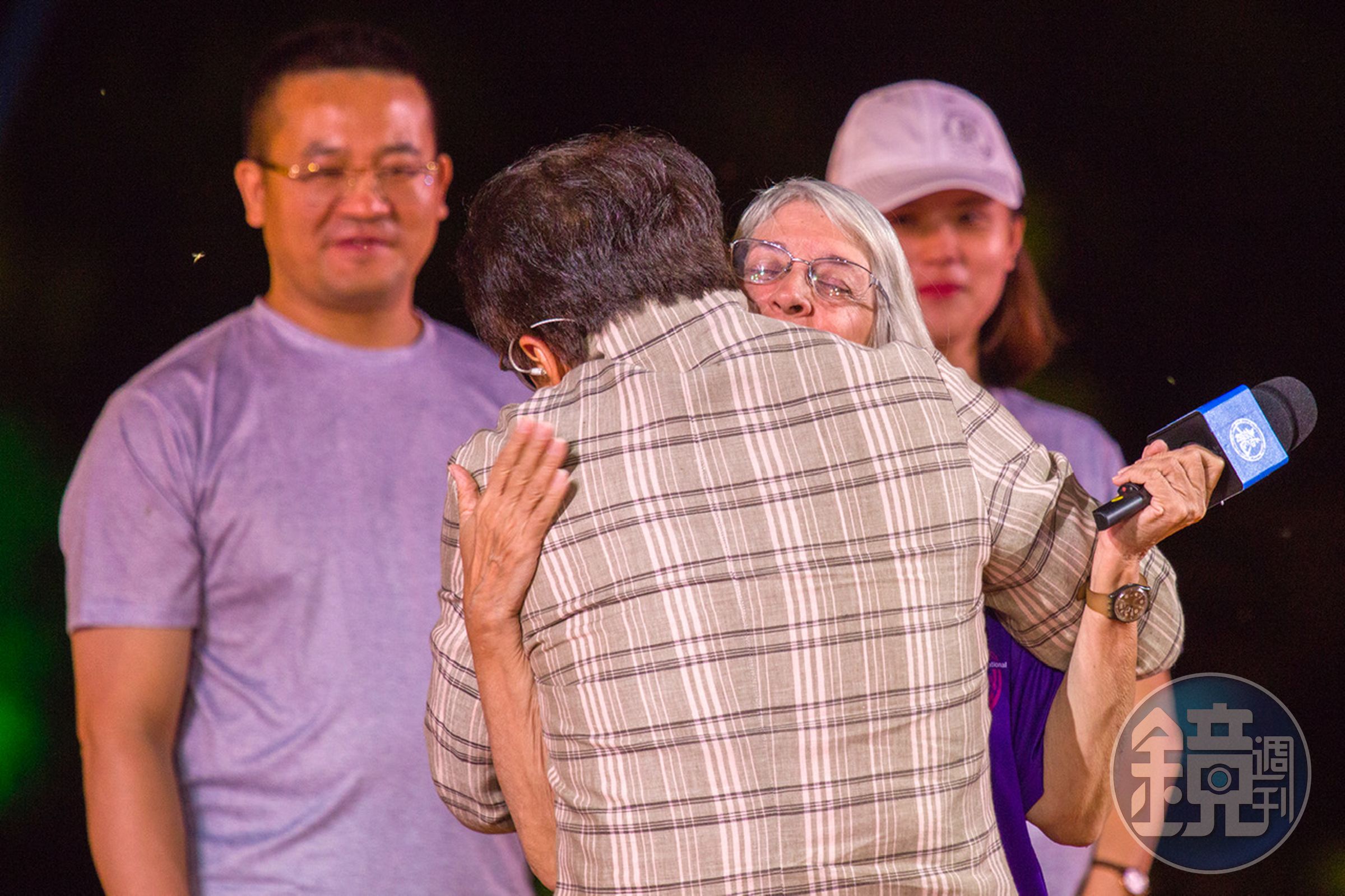 有位高齡74歲的美國奶奶多次參加成龍在世界各地的影迷會，她怕這次是她最後一次參加，成龍隨即給她擁抱。（成龍集團提供）